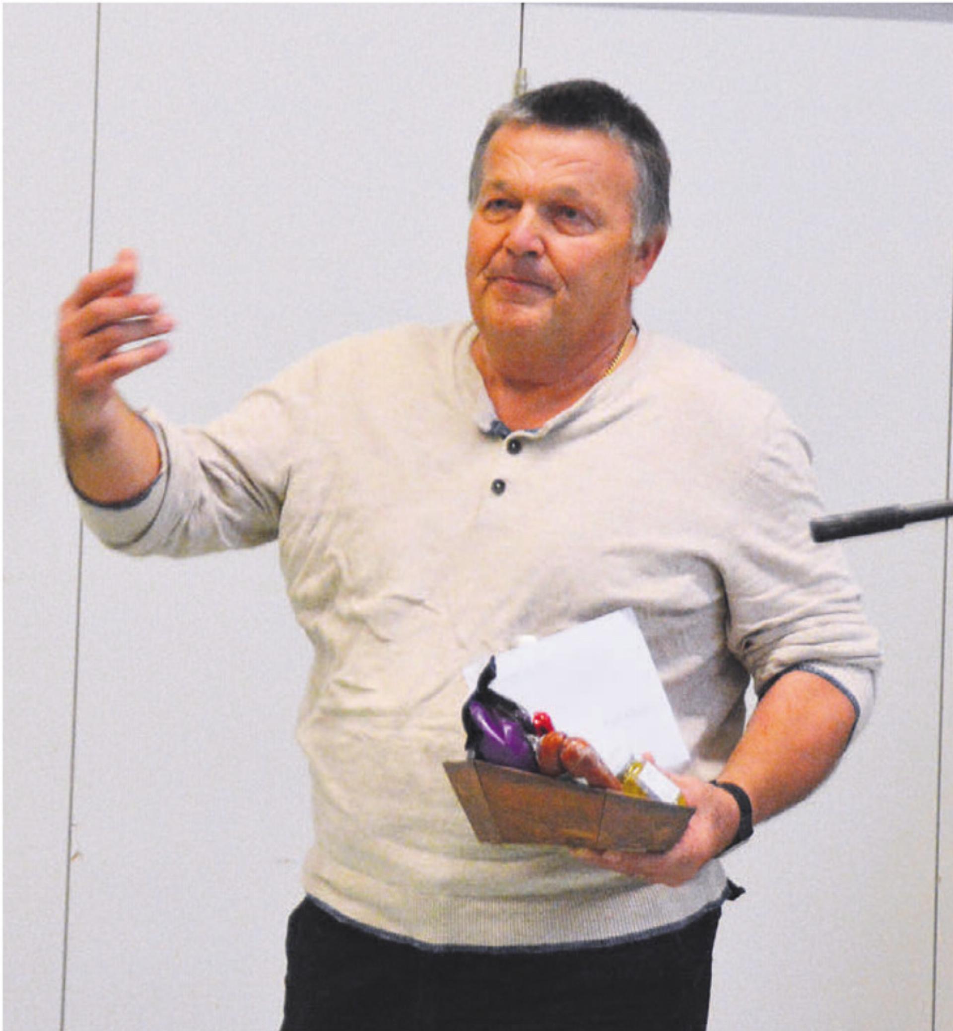 Emotionen zum Abschluss: Kurt Käslin wurde verabschiedet. Bilder: Annemarie Keusch - Das Bild wird blockiert. – Möglicherweise durch einen aktiven Adblocker.