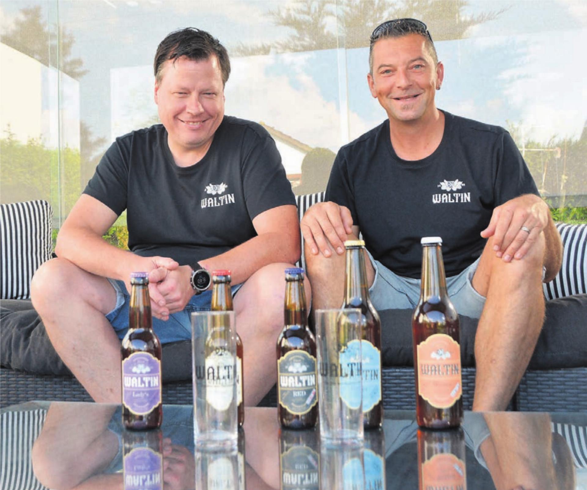Marcel Schön (links) und Kilian Steimen mit ihrem «Waltin 1085»-Sortiment, zu dem auch passende Gläser gehören. Bild: Annemarie Keusch