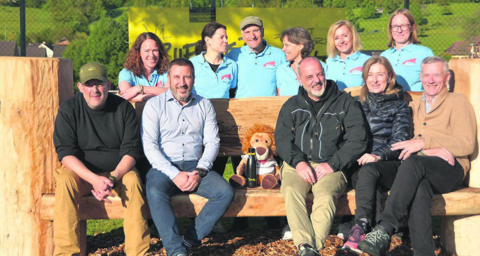 Bremgarten  und Zufikon vereint auf der Bank. Das Team von Bremgarten Tourismus sowie das Team des OK vom «Zufikerfäscht».. Bilder: Sabrina Salm
