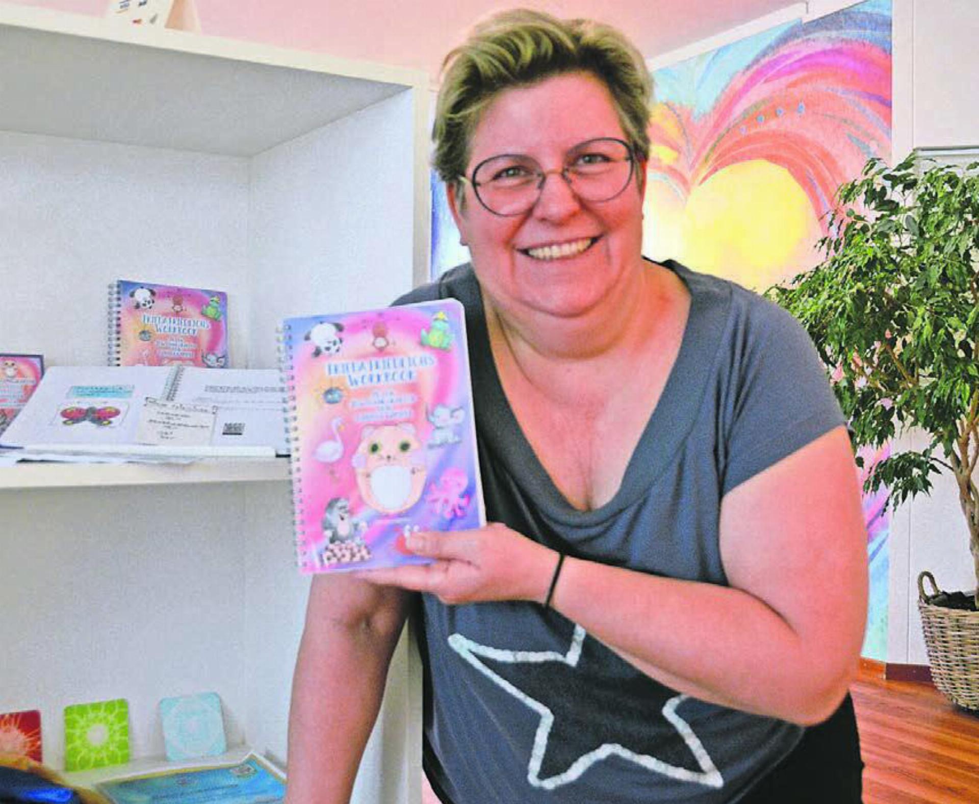 Daniela Gamper möchte mit ihrem Buch und ihren Karten für mehr Bewegung von Kindern sorgen. Bild: Roger Wetli