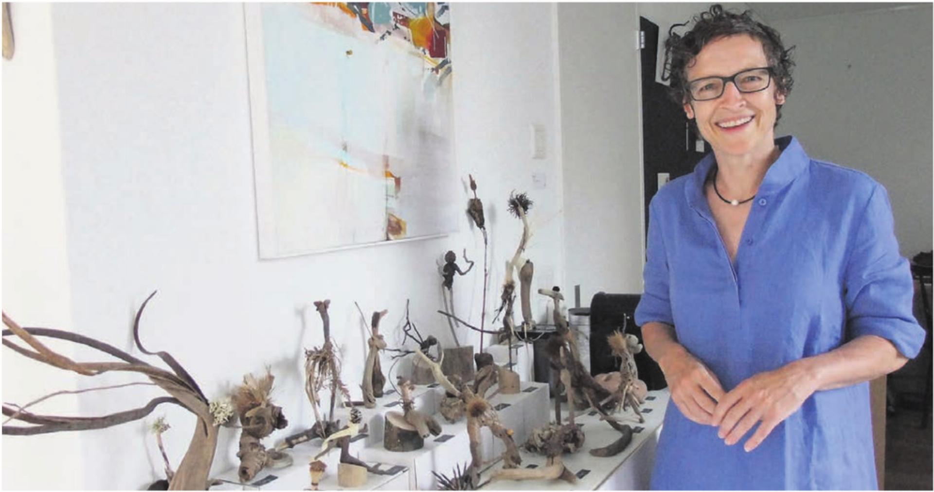 «Mich fasziniert die Vielfalt der Natur», sagt Karin Köpfli-Fehlmann in ihrem Atelier vor ihren «Fundlingen» und einem ihrer Bilder. Bild: Bernadette Oswald - Das Bild wird blockiert. – Möglicherweise durch einen aktiven Adblocker.