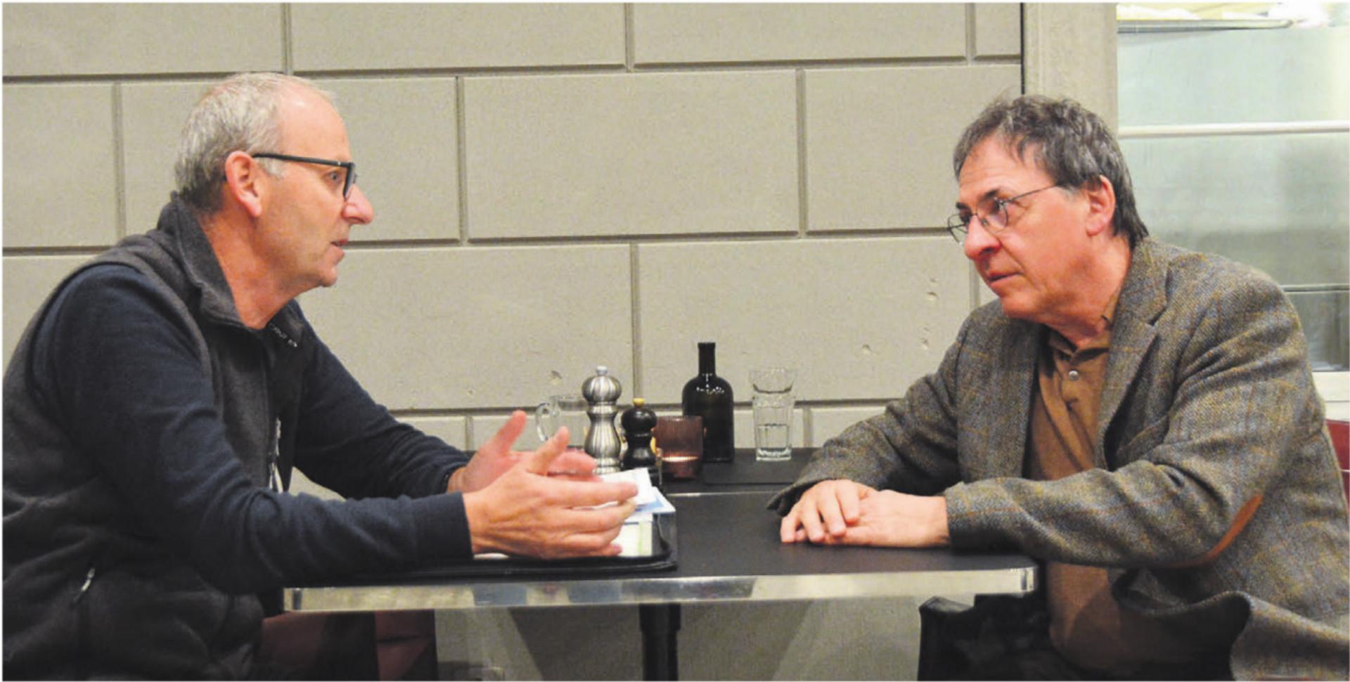 Es gibt Aspekte, da sind sie sich einig. Grundsätzlich aber ist Stefan Staubli (links), Präsident Muri Energie Forum, für die Einführung von Tempo 30 auf allen Gemeindestrassen, SVP-Präsident Roman Roth lehnt dieses Vorhaben entschieden ab. Bild: Annemarie Keusch - Das Bild wird blockiert. – Möglicherweise durch einen aktiven Adblocker.