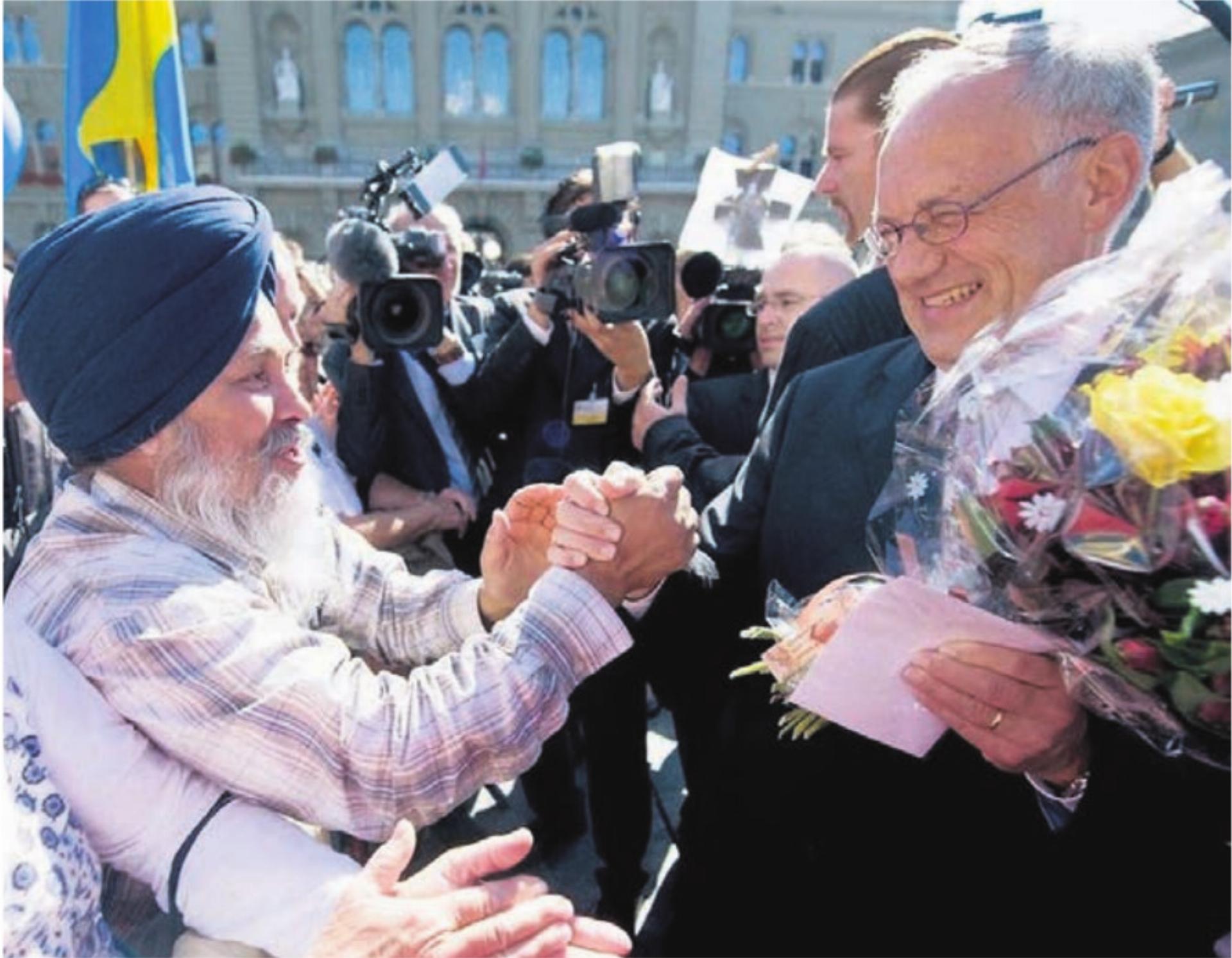 Karan Singh (links) im Austausch mit Alt-Bundesrat Johann Schneider-Ammann. Bild: zg - Das Bild wird blockiert. – Möglicherweise durch einen aktiven Adblocker.