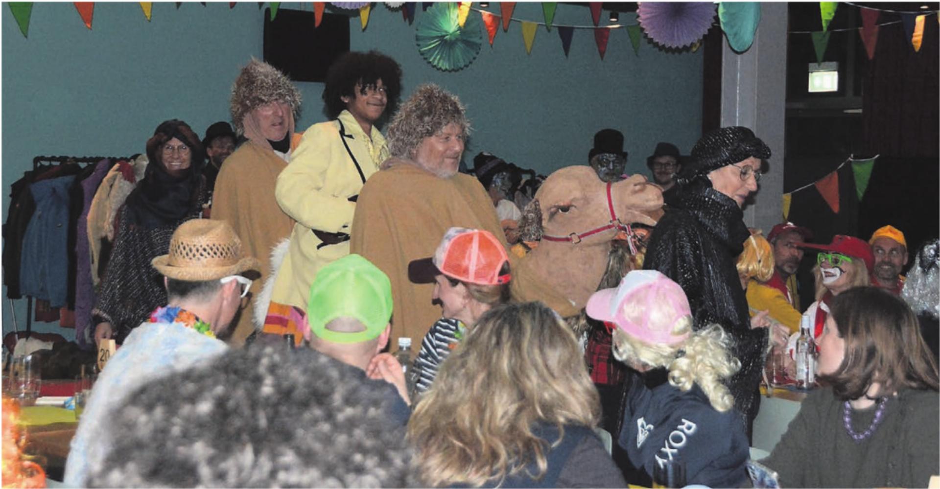 Das Kamel bahnt sich samt Prinz und Kameltreiberinnen den Weg durch das Ars Anima. Der Auftritt von «s Winigers». Bild: Annemarie Keusch - Das Bild wird blockiert. – Möglicherweise durch einen aktiven Adblocker.