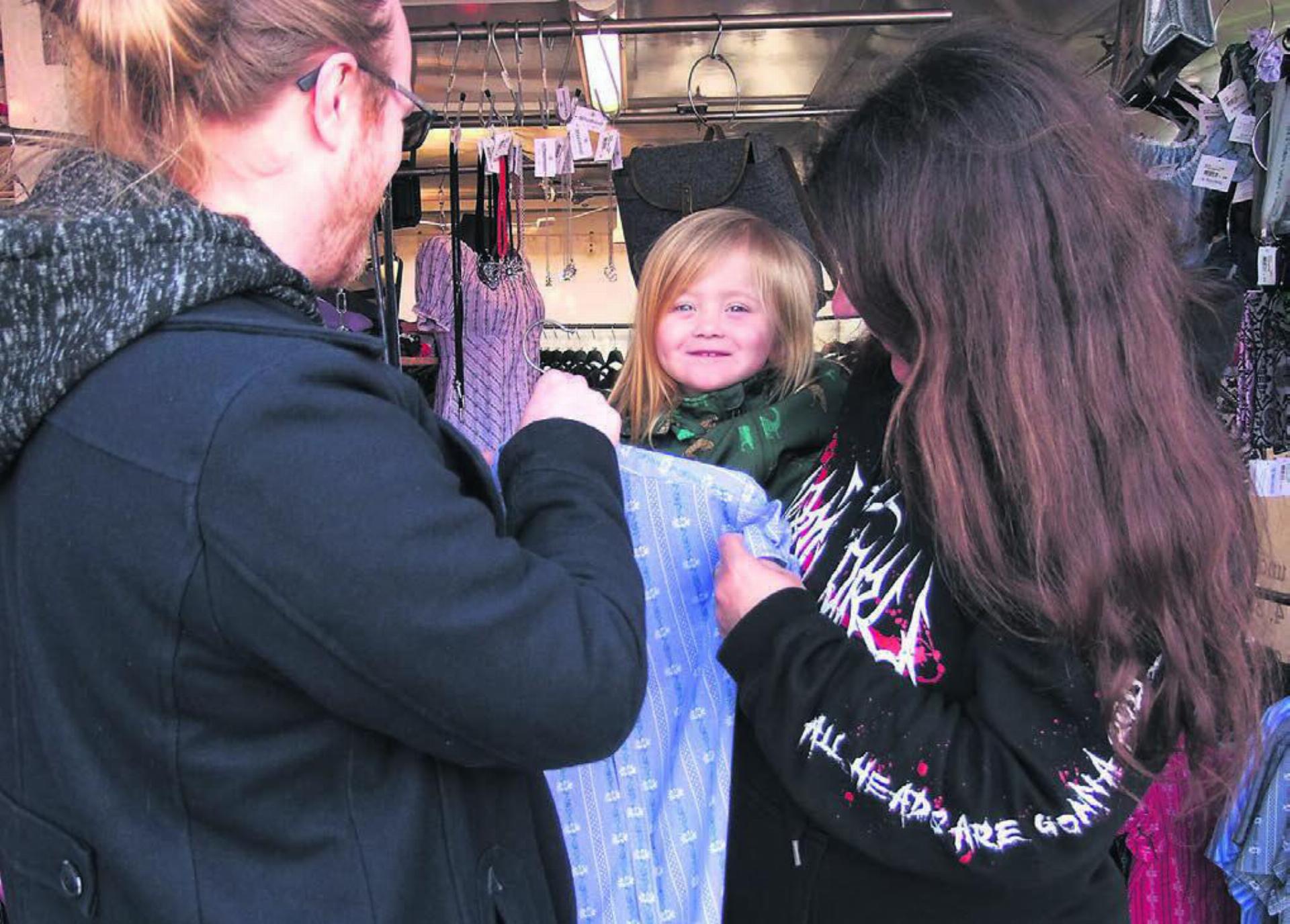 Auch dieser junge Marktbesucher ist angetan von Stimmung und Angebot am Bremgarter Ostermarkt. Bilder: Bernadette Oswald