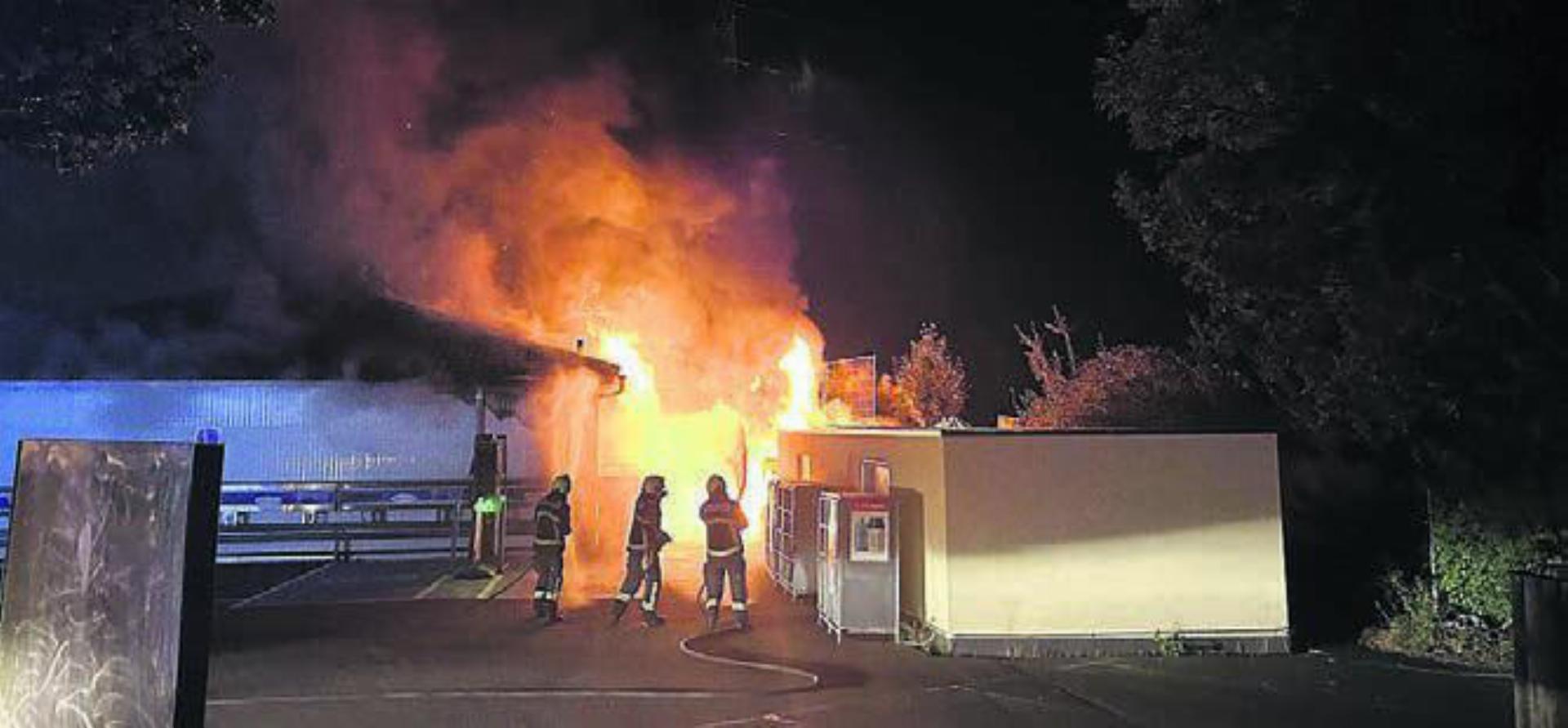 Der Brand bei der Tankstelle hätte verheerende Folgen haben können. Bilder: pz - Das Bild wird blockiert. – Möglicherweise durch einen aktiven Adblocker.