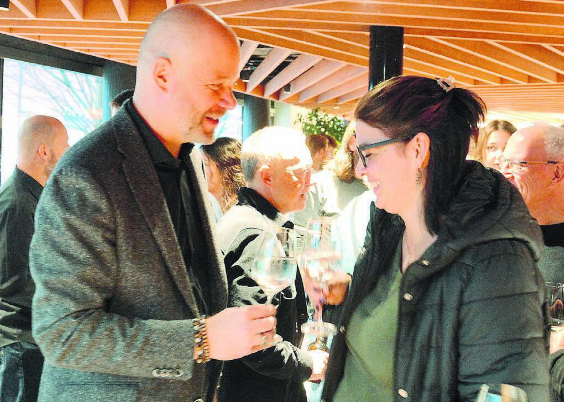 Gemeinsam anstossen auf den Erfolg: Sibylle Parvex-Käppeli hat ihren Mann im Wahlkampf aktiv unterstützt. Nun hat es Olivier Parvex im zweiten Wahlgang geschafft. Zur Feier kam er mit der gesamten sechsköpfigen Familie in den Chappelehof. «Sie gibt mir Halt», sagt er. Bild: Chregi Hansen - Das Bild wird blockiert. – Möglicherweise durch einen aktiven Adblocker.