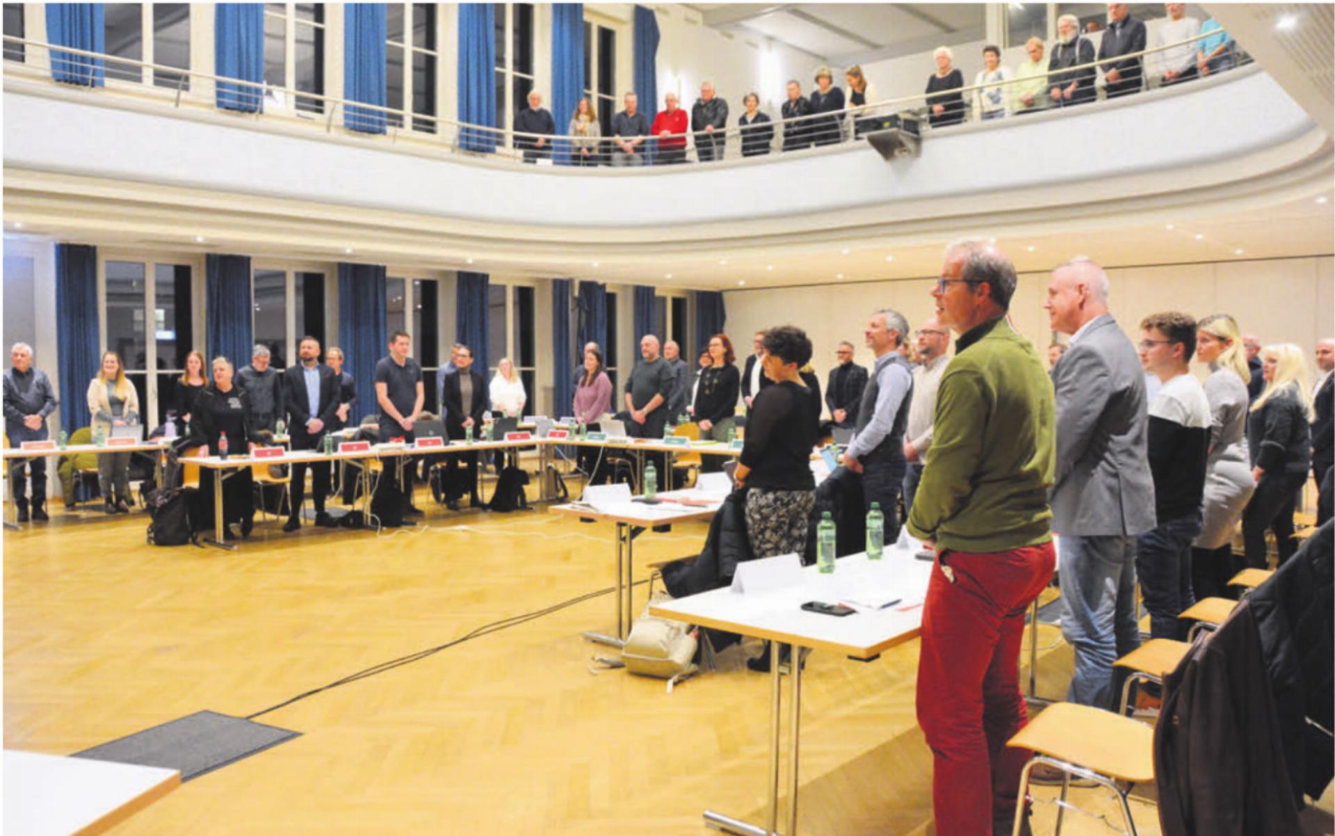 Alle 40 Mitglieder des Einwohnerrates sind vereidigt: Nun kann die politische Arbeit losgehen. Bild: Annemarie Keusch - Das Bild wird blockiert. – Möglicherweise durch einen aktiven Adblocker.