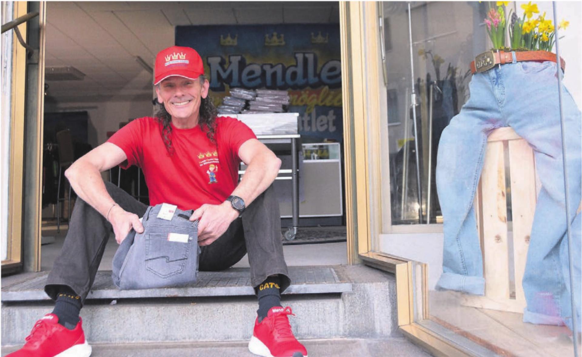 Armin Andermatt im Eingang seines neuen «Mendle machts möglich Jeans-Outlet und Secondhand». Morgen Mittwoch, 1. April, steht die Eröffnung an.
Bild: Annemarie Keusch - Das Bild wird blockiert. – Möglicherweise durch einen aktiven Adblocker.