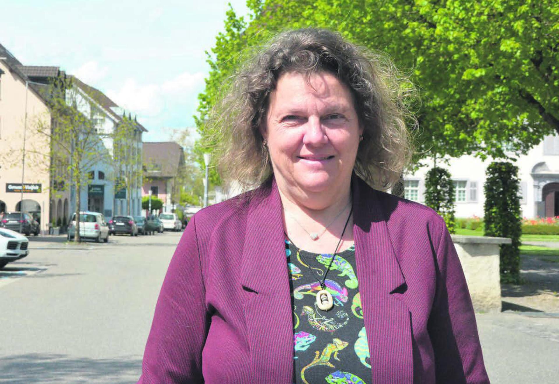Noch parkieren Autos entlang der Marktstrasse. Am Samstag verwan- delt sich diese wieder zu einem lebendigen Markt. Ein intensiver und  spannender Tag für Marktchefin Annette Gerber.
Bild: Annemarie Keusch