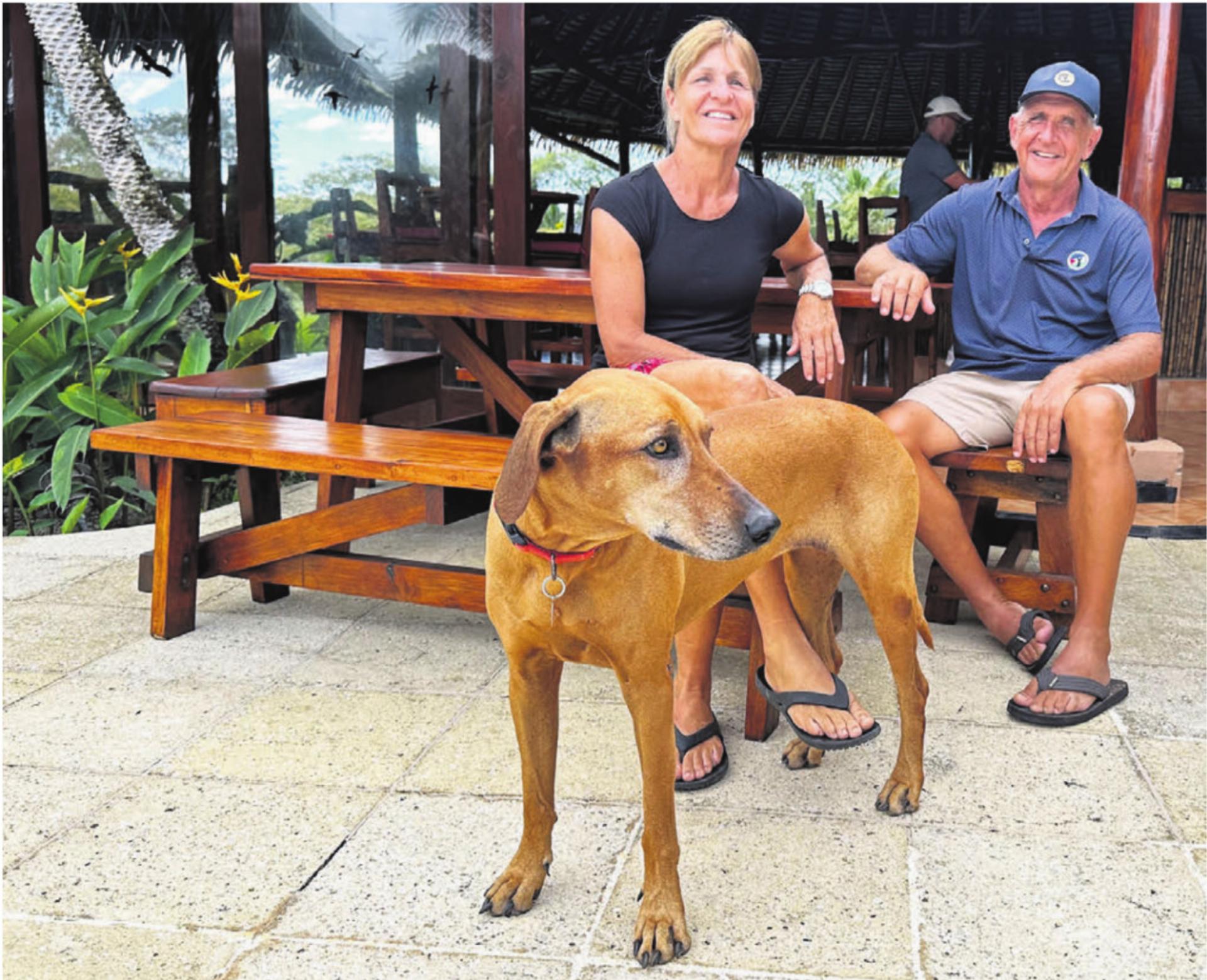 Alle sind maximal entspannt. Hund Canela (zu Deutsch: Zimt) und die Lodge-Besitzer Alice und Bernie Iten. Bild: Stefan Sprenger - Das Bild wird blockiert. – Möglicherweise durch einen aktiven Adblocker.