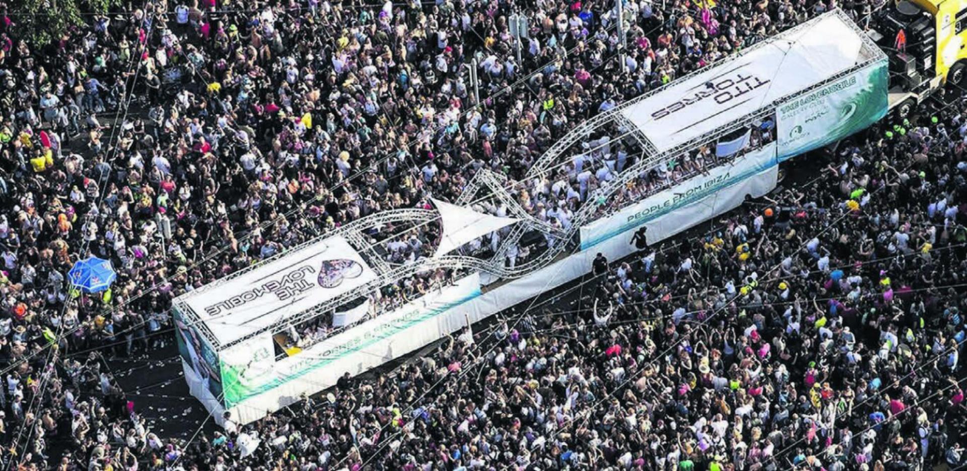 Das Lovemobile des Wohlers Nino Taglialatela wird am Samstag wieder durch die tanzenden Besuchermassen durchschlängeln. Es werden bis zu einer Million Menschen an der Streetparade in Zürich erwartet. - Das Bild wird blockiert. – Möglicherweise durch einen aktiven Adblocker.