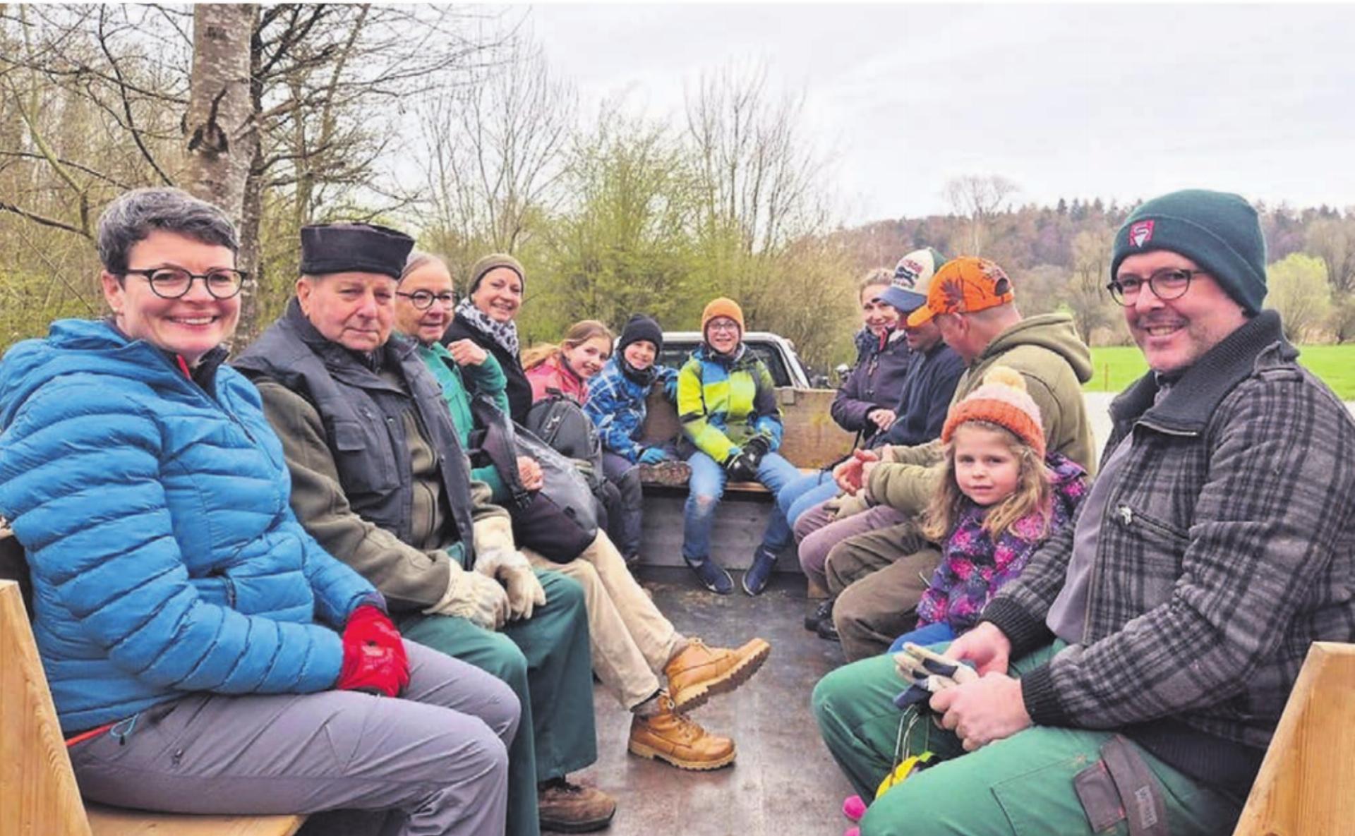 Per «Holzbank-Express» ging es für die Helferinnen und Helfer zu ihren Einsatzgebieten. - Das Bild wird blockiert. – Möglicherweise durch einen aktiven Adblocker.