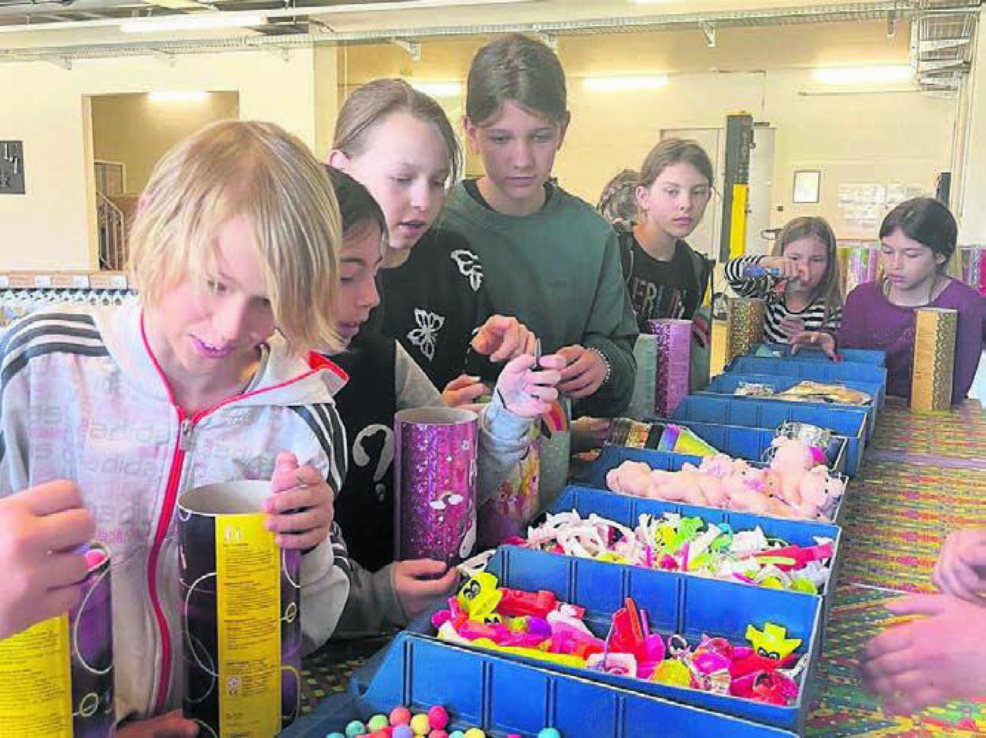 Ihre eigene Tischbombe füllen konnten die Kids, welche an der Fabrikbesichtigung in Schinznach-Dorf dabei waren. Bild: zg