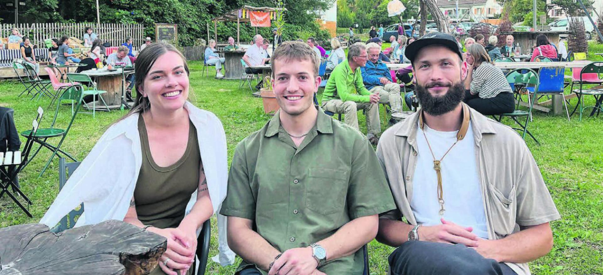 Pianist Hermes Luc, flankiert von seiner US-Freundin Emily und seinem ehemaligen Studienkollegen Maurice Storrer, vor dem Konzert in Wohlen. Bild: Walter Minder