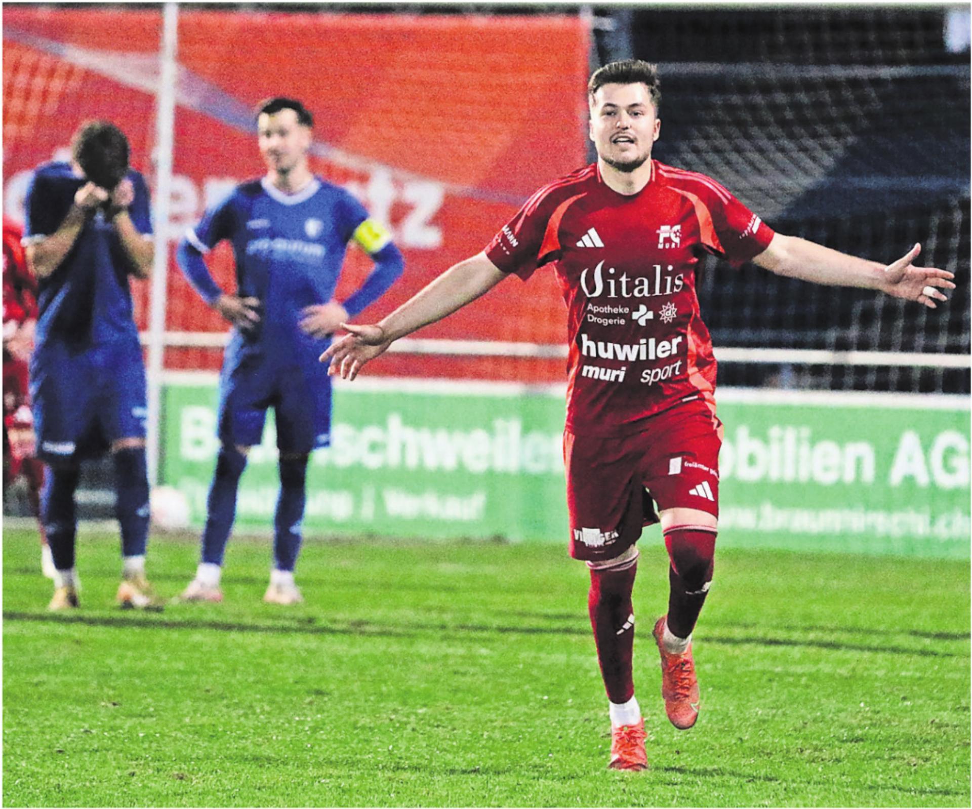 Gentrim Uka (rechts) breitet die Arme zum Torjubel aus. Mit seinem Freistoss sichert er Muri den 4:3-Sieg. Die Wohler im Hintergrund trauern und können es nicht fassen, dass sie eine 3:1-Führung so verspielt haben. Bilder: Josip Lasic - Das Bild wird blockiert. – Möglicherweise durch einen aktiven Adblocker.