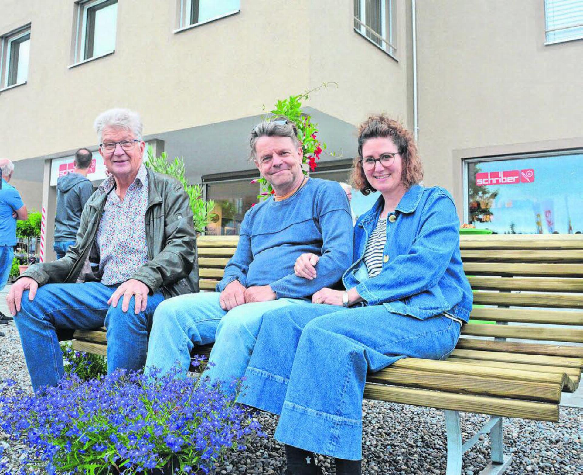 Sie erfreuen sich an der neuen Sitzbank, von links: André Stierli, Präsident des Vereins Wohnliches Muri-Dorf, sowie Udo und Miriam Wanninger, die die Bank sponserten und ihr einen Platz gaben. Bild: Annemarie Keusch