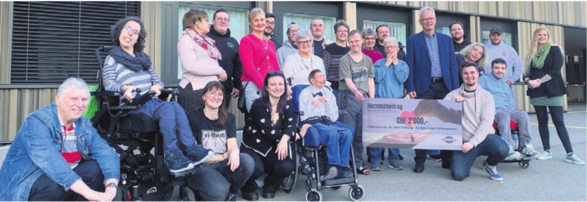 Gemeinsam mit Klienten nimmt Peter Annen (stehend im Anzug) den Scheck der Auto- und Motorrad-Vereinigung entgegen.
Bild: zg - Das Bild wird blockiert. – Möglicherweise durch einen aktiven Adblocker.