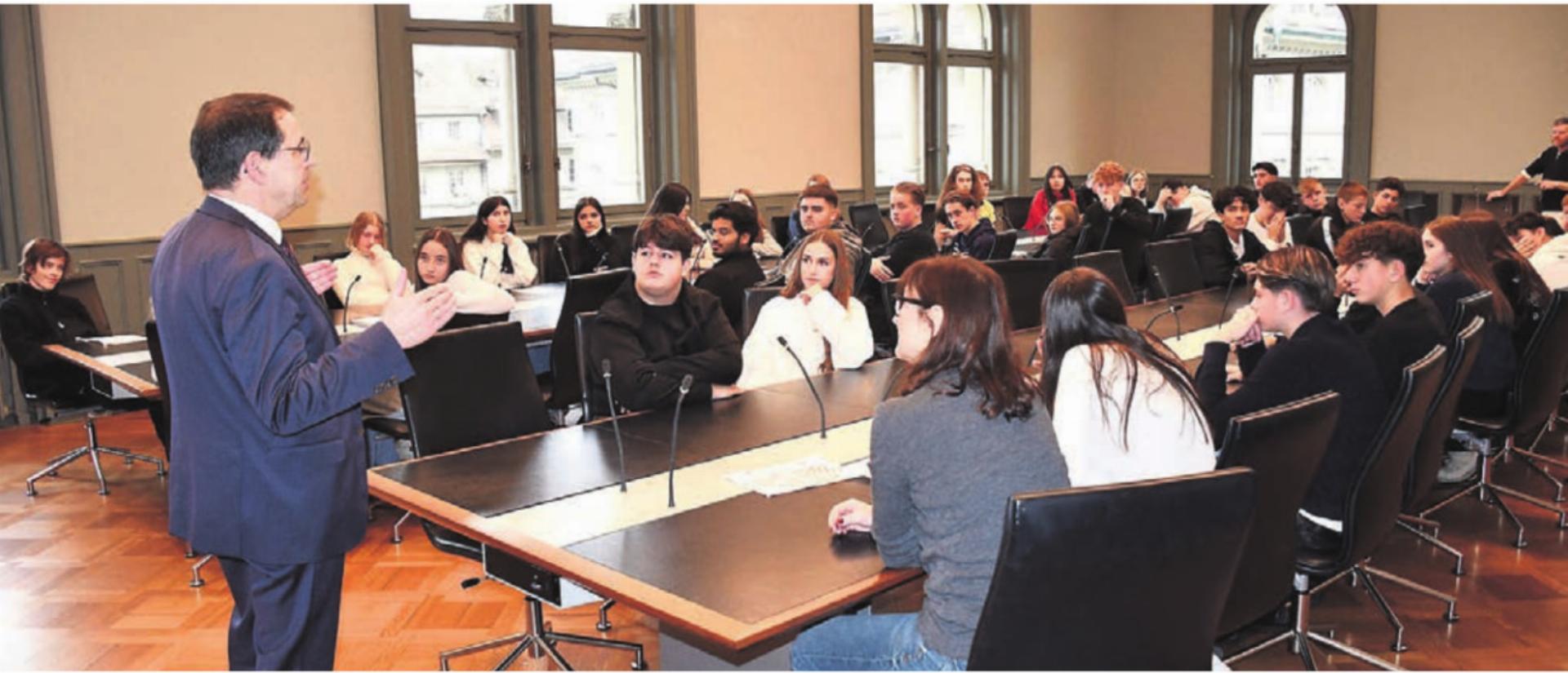 Der Wohler GLP-Nationalrat Matthias Jauslin nahm sich viel Zeit für die Fragen der Jugendlichen. Bild: zg - Das Bild wird blockiert. – Möglicherweise durch einen aktiven Adblocker.