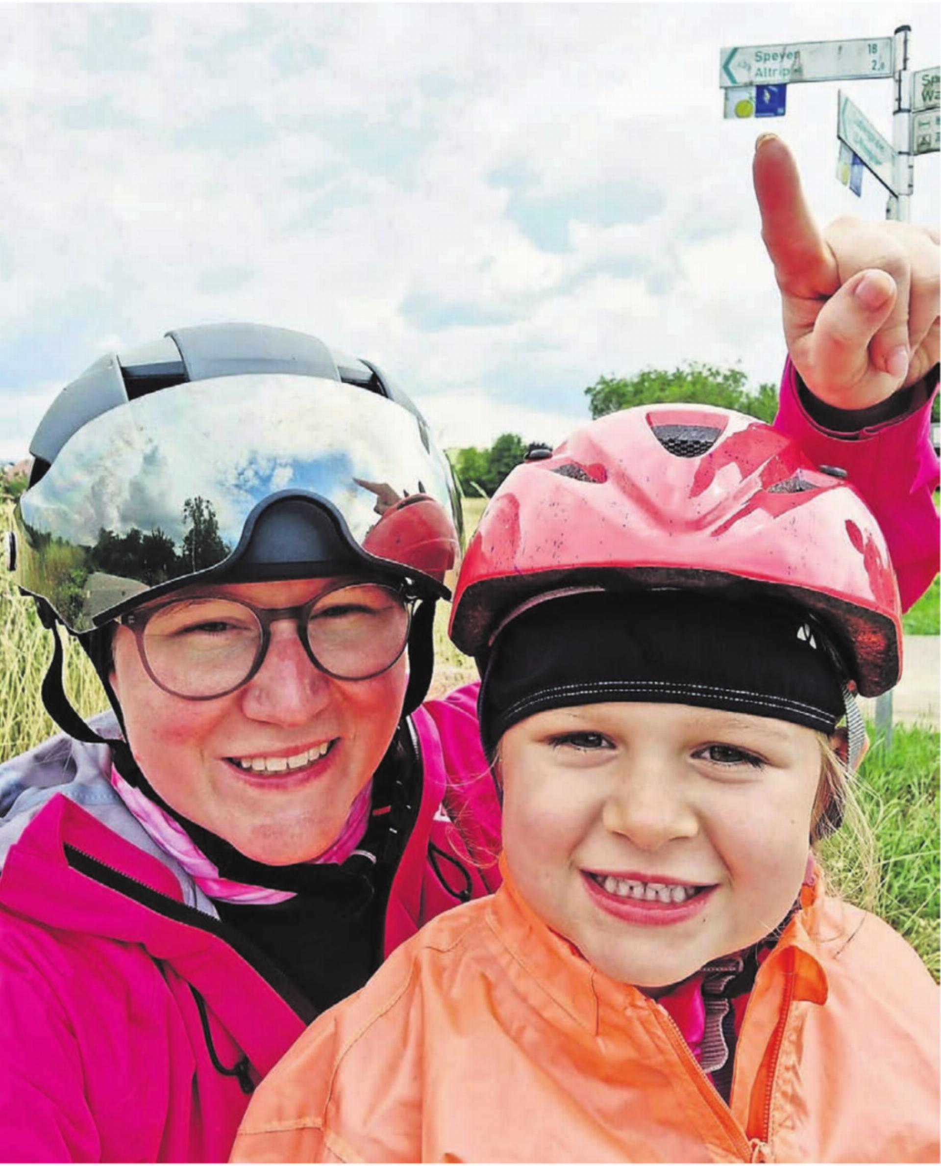 Die Schilder, die den Veloweg weisen, immer in Sicht. Nadin Leuthold pedalte mit ihrer Tochter Nora von Uezwil nach Dortmund und musste so manchen Umweg in Kauf nehmen.
Bilder: zg - Das Bild wird blockiert. – Möglicherweise durch einen aktiven Adblocker.