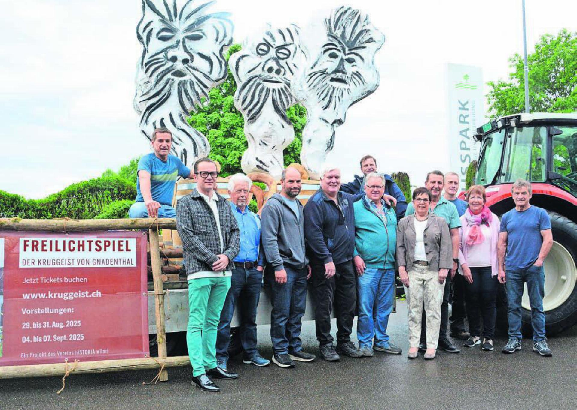 Deutliches Zeichen, dass Grosses bevorsteht. Mitglieder des OKs, des Bauteams und der Schauspielcrew bei der Präsentation der Werbeskulpturen, die an den Dorfeingängen aufgestellt werden. Bilder: Chregi Hansen