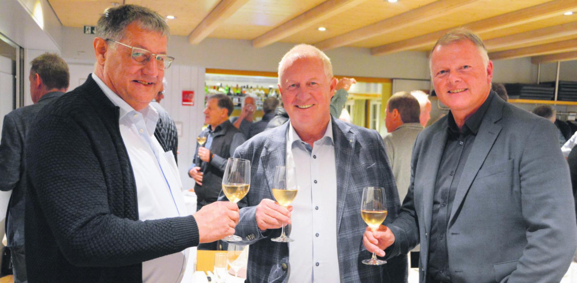 Ein Prosit auf die gute Zusammenarbeit: Pius Wiss (Präsident Repla Oberes Freiamt), Dieter Greber (Verwaltungsratspräsident Deponie Freiamt AG) und der Beinwiler Gemeindeammann Stefan Zemp (von links). Bild: Celeste Blanc