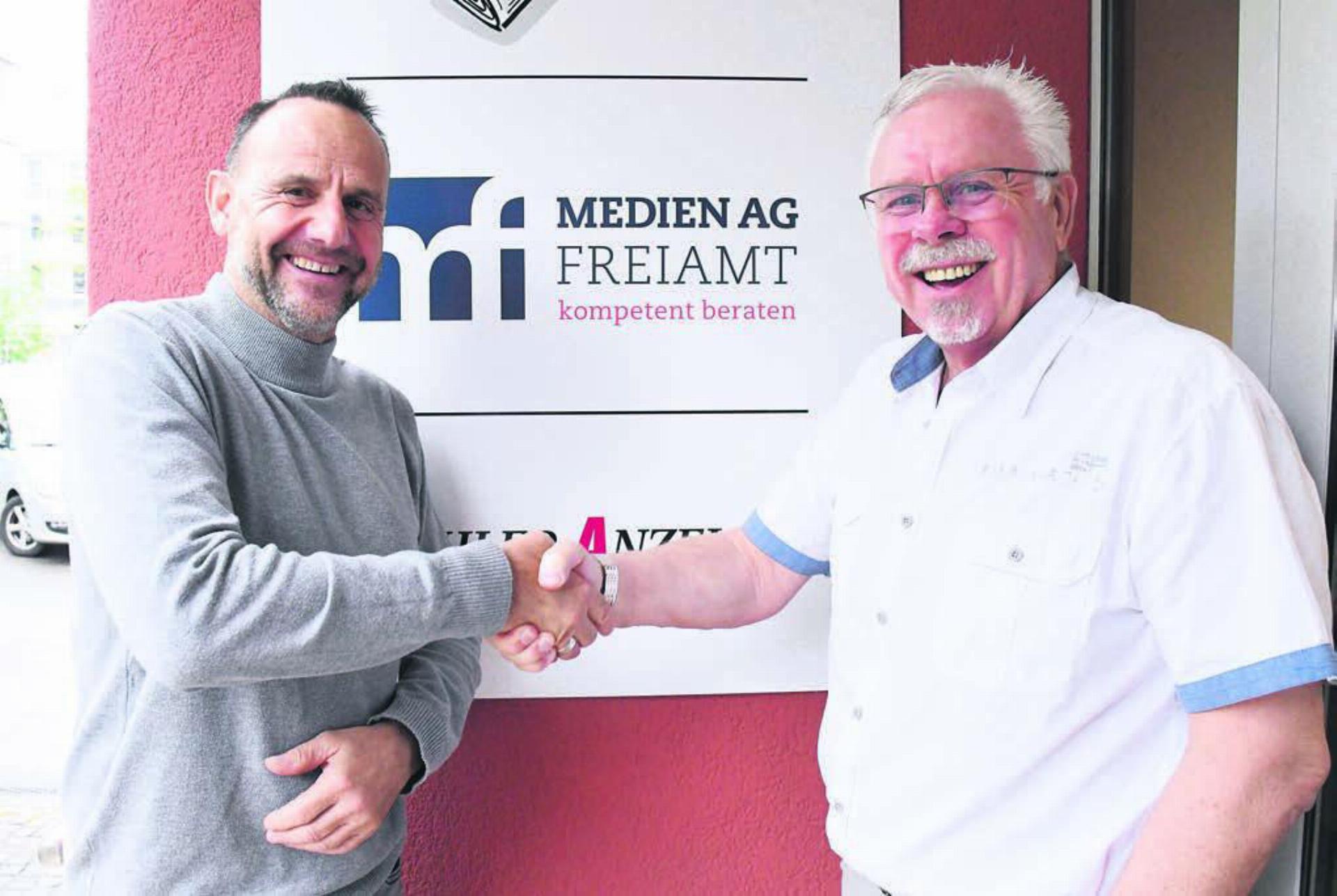 Ab 1. Juni übernimmt Oliver Bernheim (links) die Geschäftsleitung der Medien AG Freiamt. Sein Vorgänger Markus Burri heisst ihn willkommen. Bild: Daniel Marti