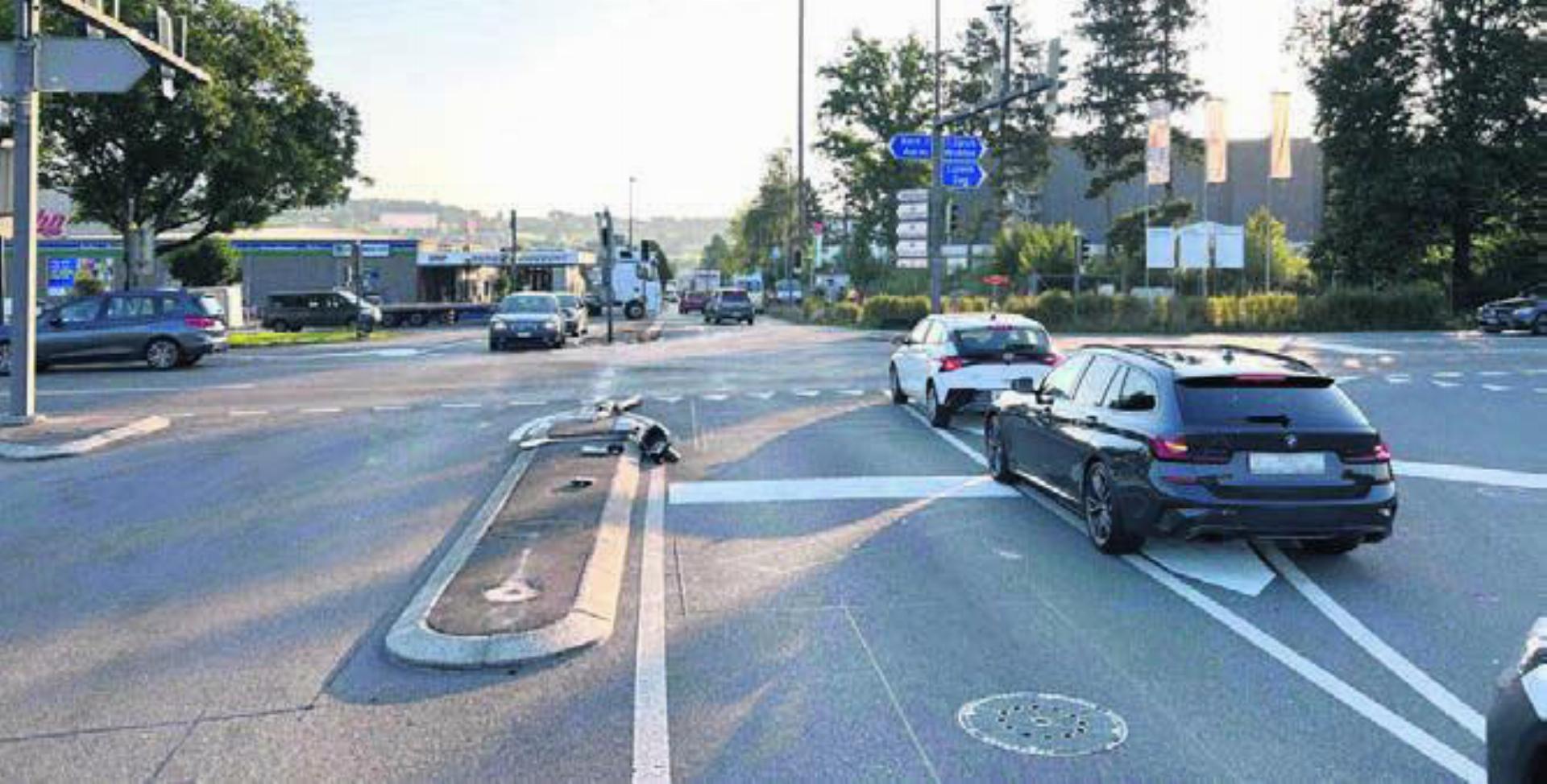 Der junge Lenker raste links an einer stehenden Kolonne vorbei über die Kreuzung und touchierte dabei Pfosten und Lichtsignalmast. Bild: pz - Das Bild wird blockiert. – Möglicherweise durch einen aktiven Adblocker.