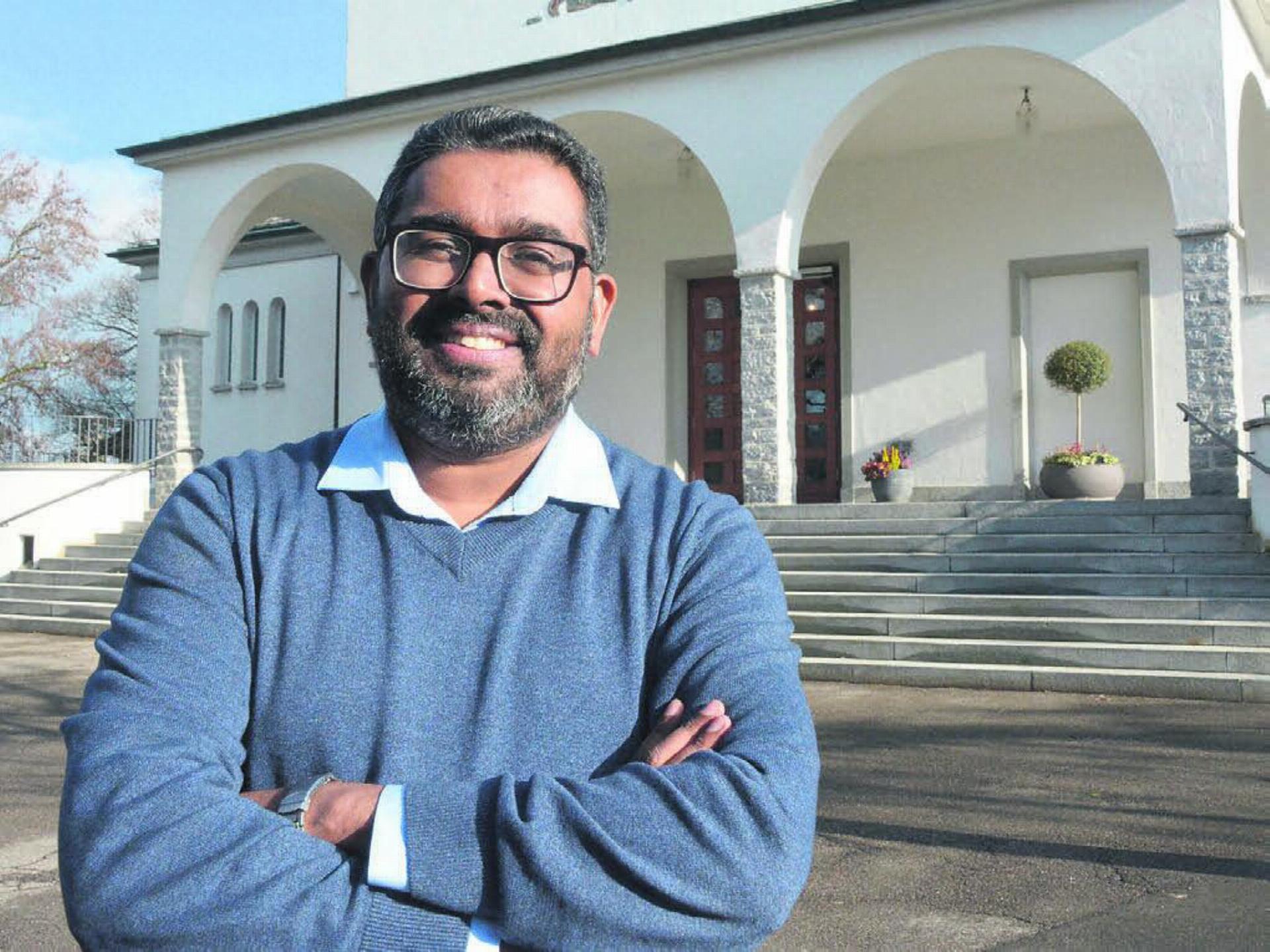 Kaplan Biju Scaria vor der katholischen Kirche in Muri – er fühlt sich wohl in seinem neuen Wirkungsgebiet. Bild: Annemarie Keusch - Das Bild wird blockiert. – Möglicherweise durch einen aktiven Adblocker.