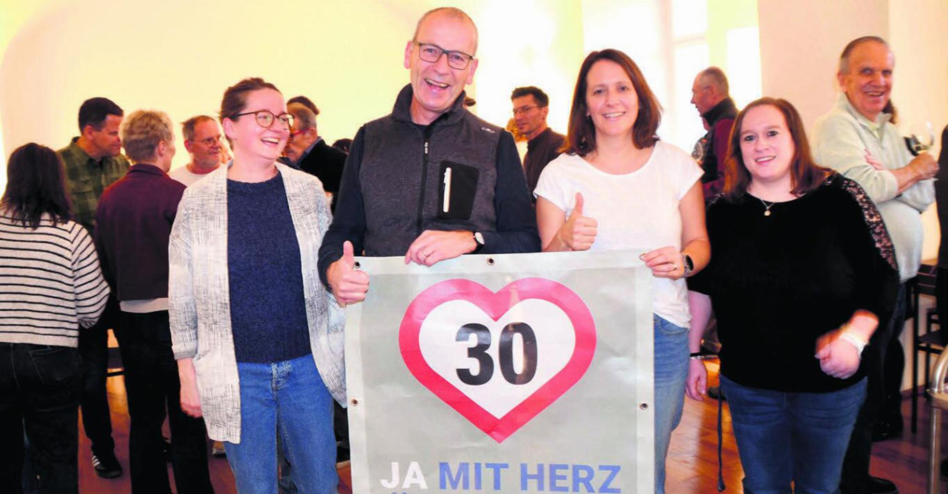 Strahlende Gesichter bei der Kerngruppe des Ja-Komitees zu Tempo 30 in Muri. Von links: Lea Küng, Stefan Staubli, Valérie Weibel und Stephanie Haller. Bild: Thomas Stöckli - Das Bild wird blockiert. – Möglicherweise durch einen aktiven Adblocker.