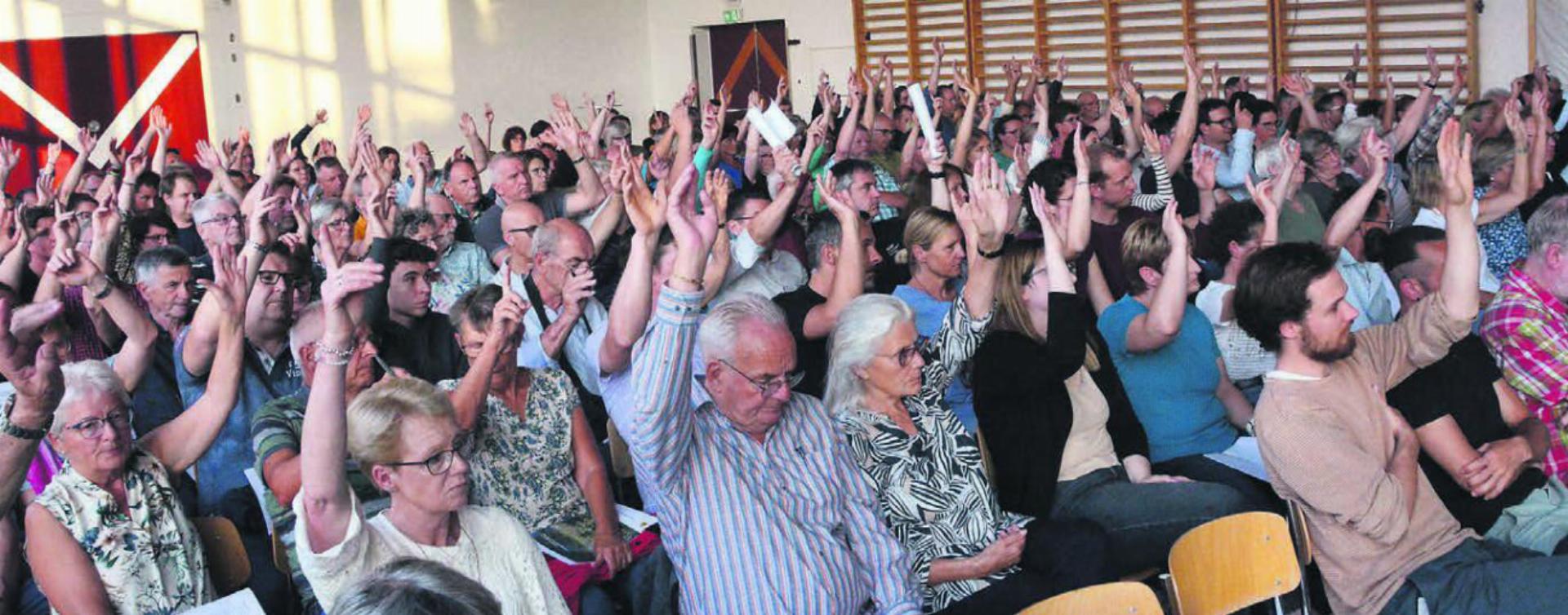 168 Stimmberechtigten kamen an die «Gmeind» in Mühlau. Sie fällten alle Entscheide mit grosser Mehrheit. Bilder: Annemarie Keusch
