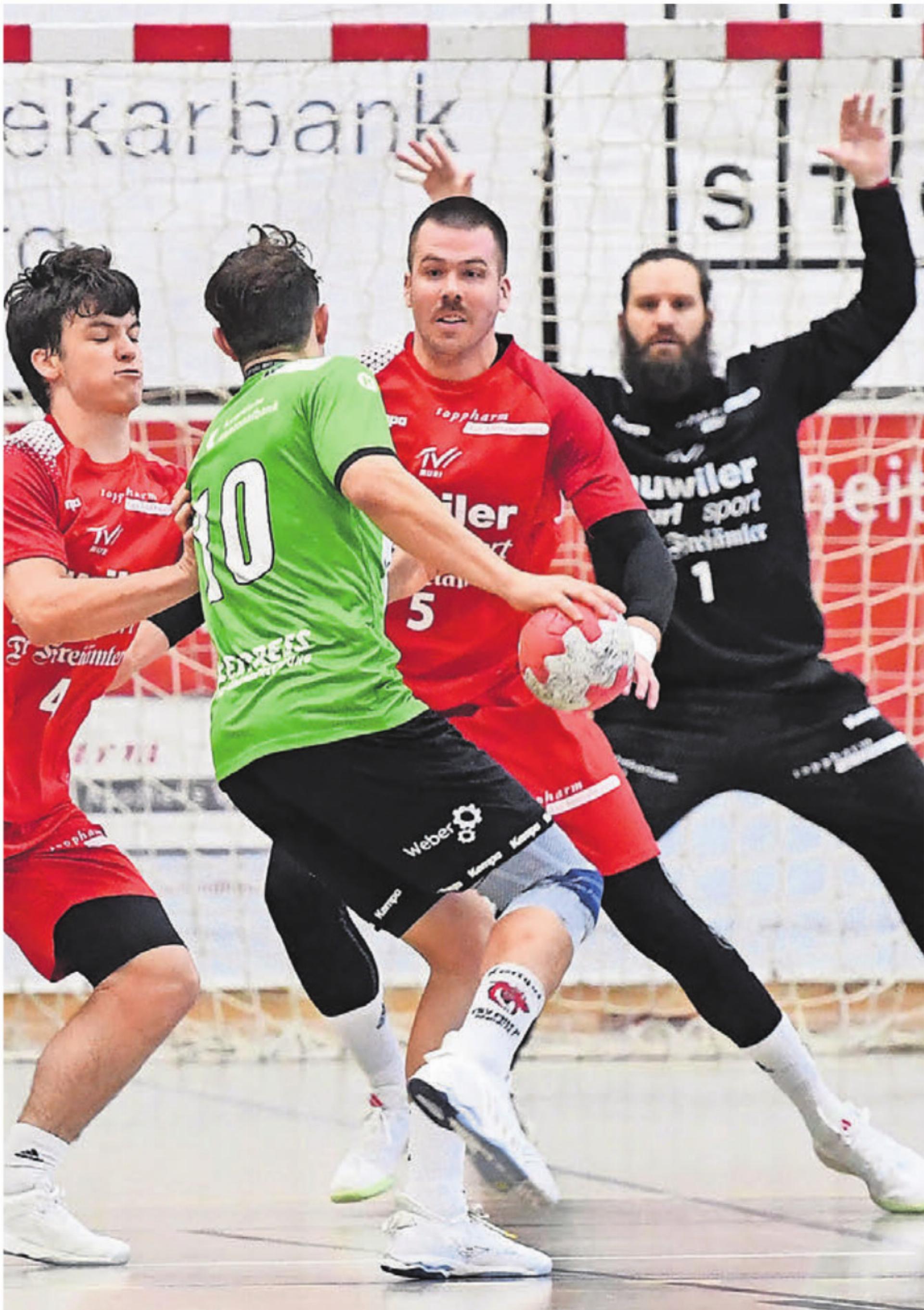 Die Murianer Abwehr kassiert in der zweiten Halbzeit nur 12 Gegentore. Von links: Levi Wey, Jan Heusi und Goalie Ursin Schleiss (hinten). Bild: tvm - Das Bild wird blockiert. – Möglicherweise durch einen aktiven Adblocker.