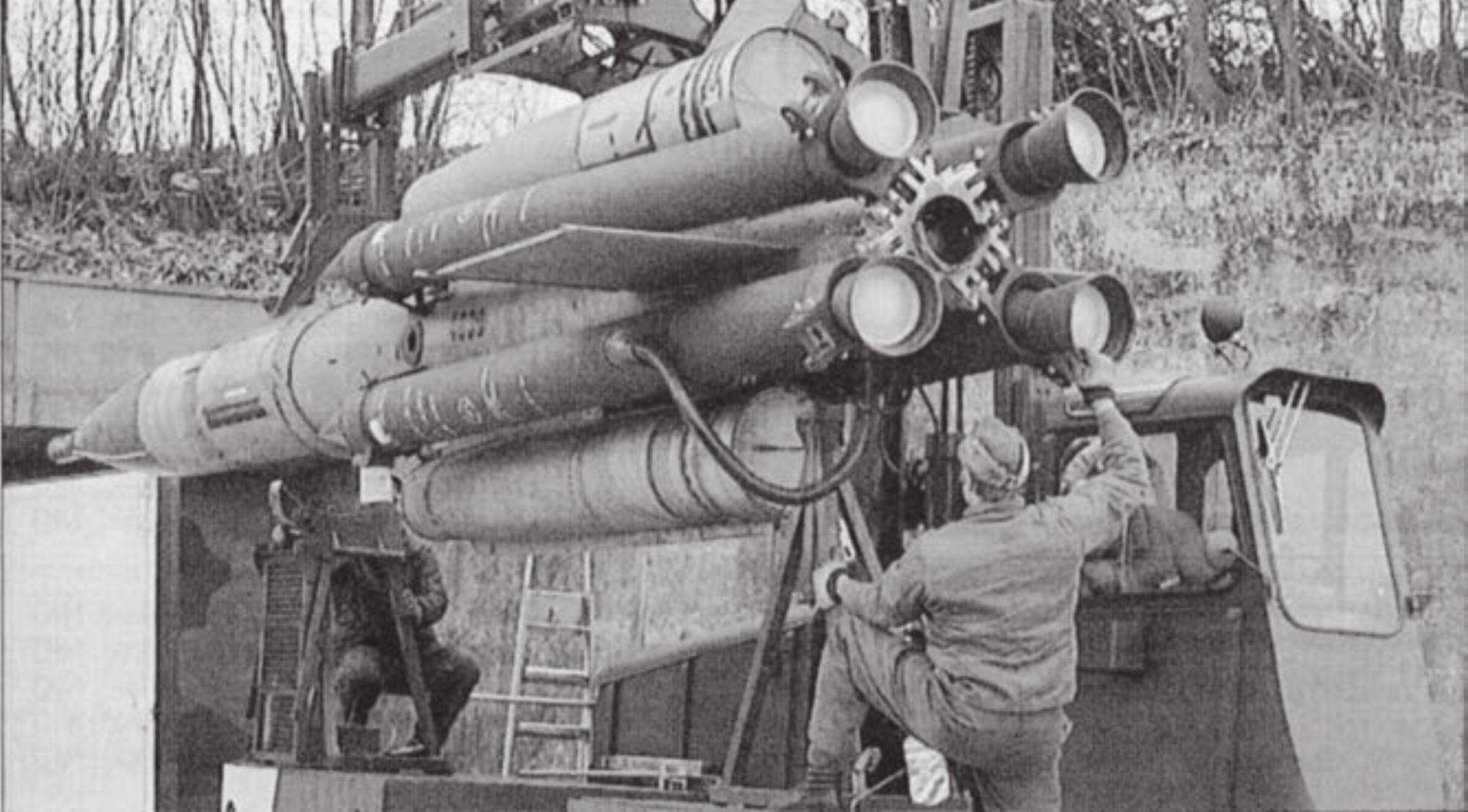 Die Fliegerabwehr-Rakete wird aus dem Bunker gefahren. Bild: Archiv