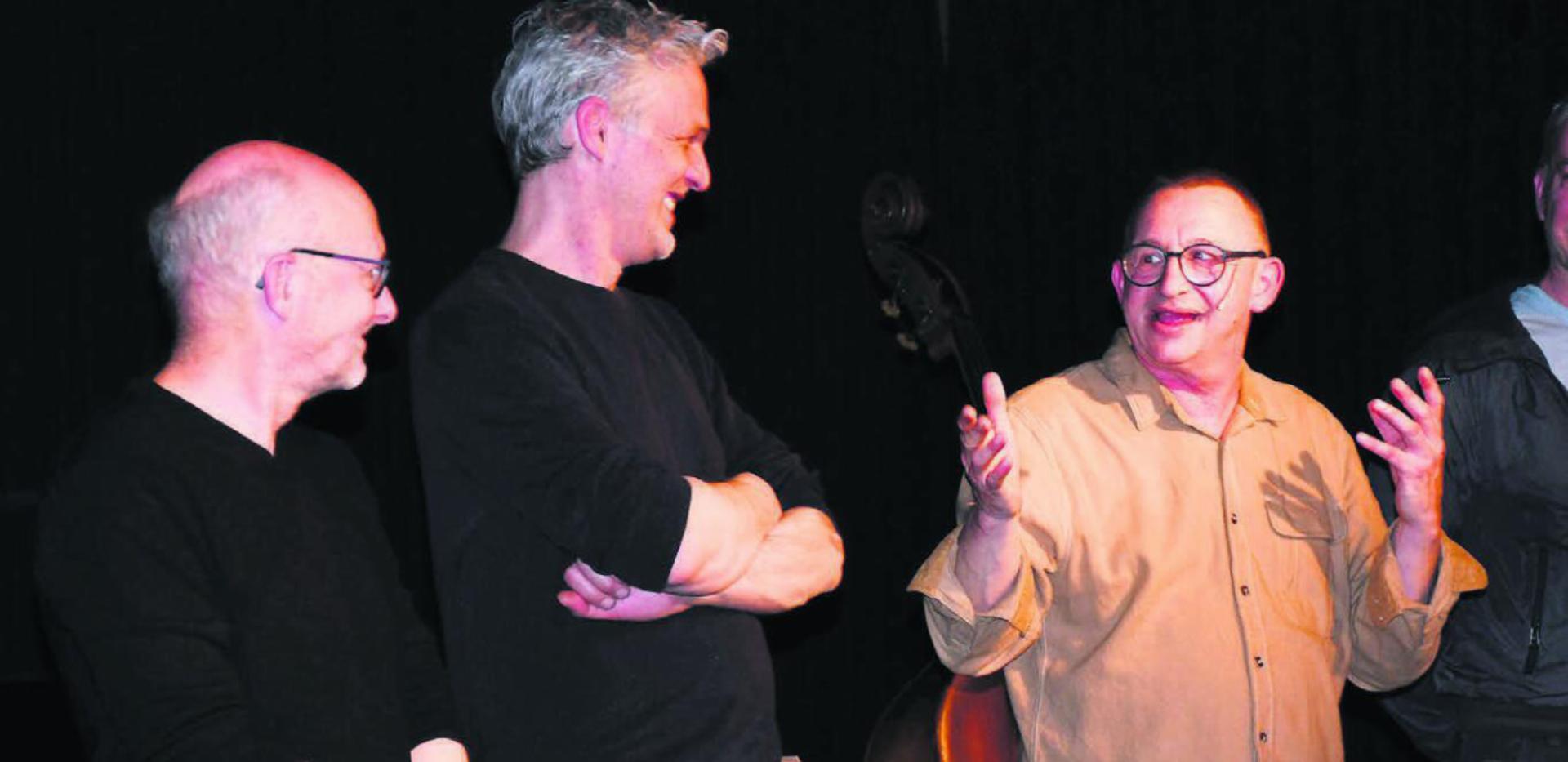 Beste Unterstützung: Paul Steinmann (links) ist im neuem Programm für die Dramaturgie und die Regie zuständig, Chrigi Roffler (Mitte) spielt am Klavier, Philipp Galizia glänzt als Erzähler. Bilder: Daniel Marti