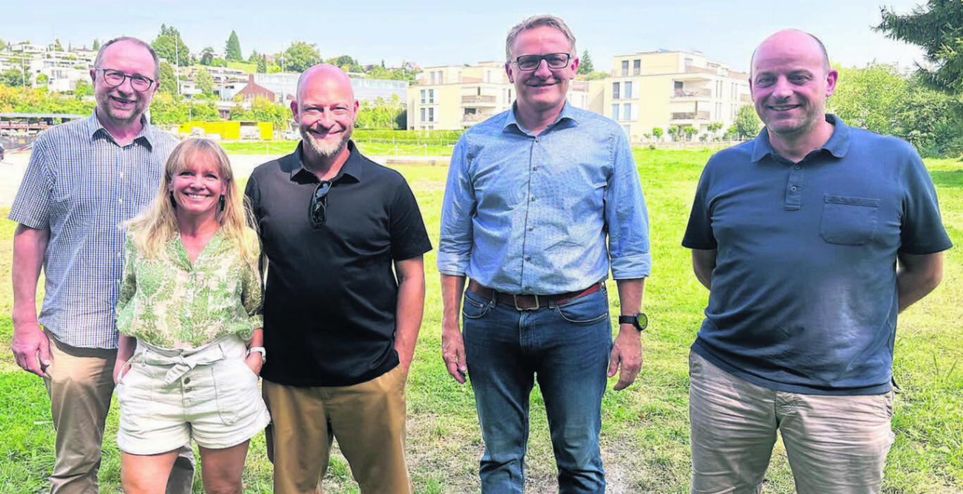 Auf dem Gelände rund um das Merkur-Areal im Hintergrund sollen die Festivitäten stattfinden. Diese fünf bilden einen Teil des OK der 850-Jahr-Feier 2028. Von links: Beat Koch, Romana Kammer, die beiden OK-Präsidenten Dennis Andermatt und Arsène Perroud – und Martin Laubacher. Bild: Stefan Sprenger - Das Bild wird blockiert. – Möglicherweise durch einen aktiven Adblocker.