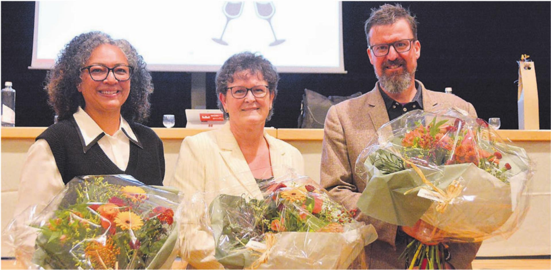 Strahlende Gesichter nach ihrer letzten «Gmeind» als Gemeinderäte, von links: Carolynn Handschin, Milly Stöckli und Beat Küng. Bild: Annemarie Keusch - Das Bild wird blockiert. – Möglicherweise durch einen aktiven Adblocker.