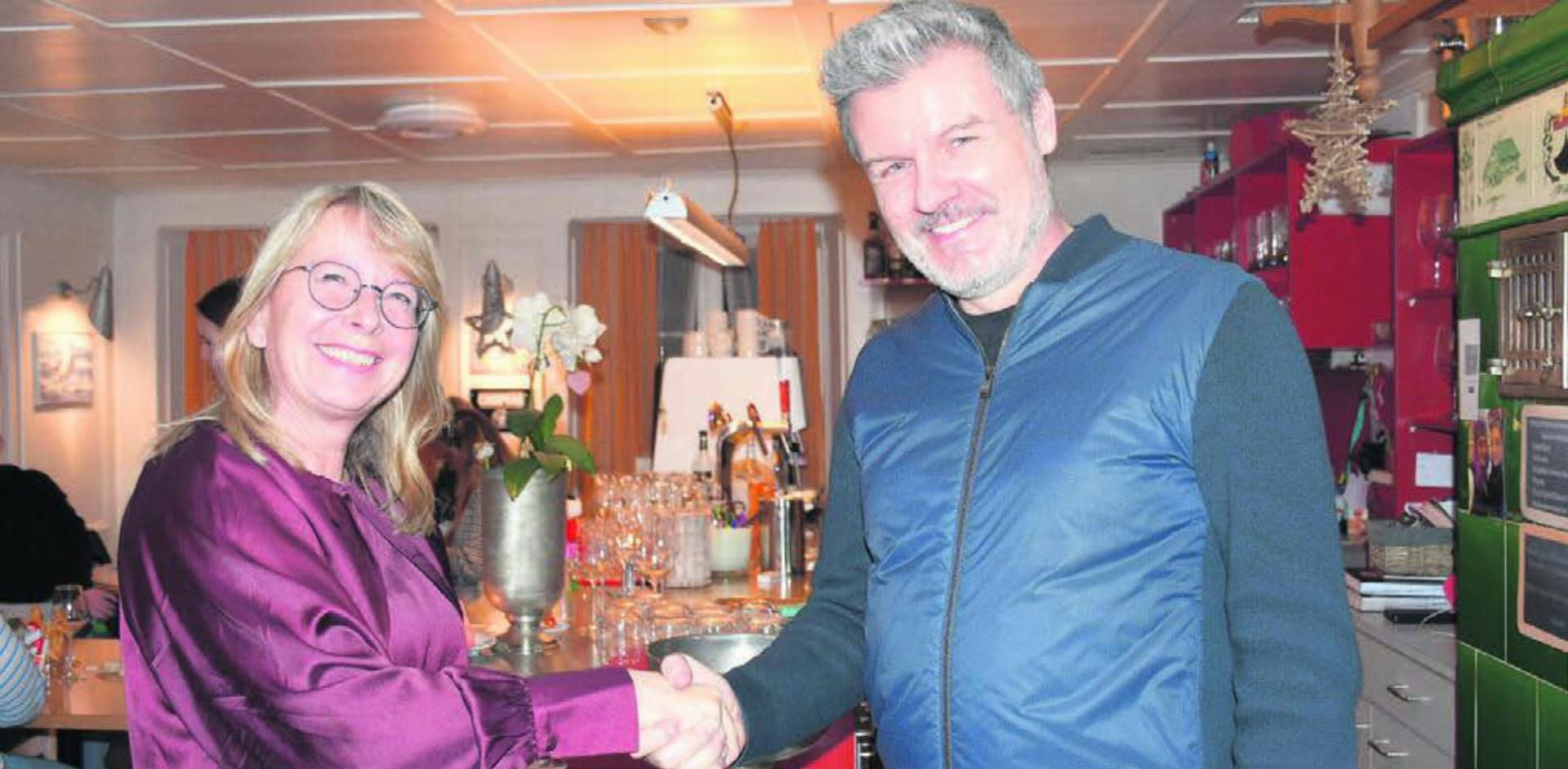 Karin Koch Wick, Mitte-Präsidentin des Bezirks Bremgarten, gratuliert Harry Lütolf zur erfolgreichen Friedensrichterwahl. Bild: Daniel Marti - Das Bild wird blockiert. – Möglicherweise durch einen aktiven Adblocker.