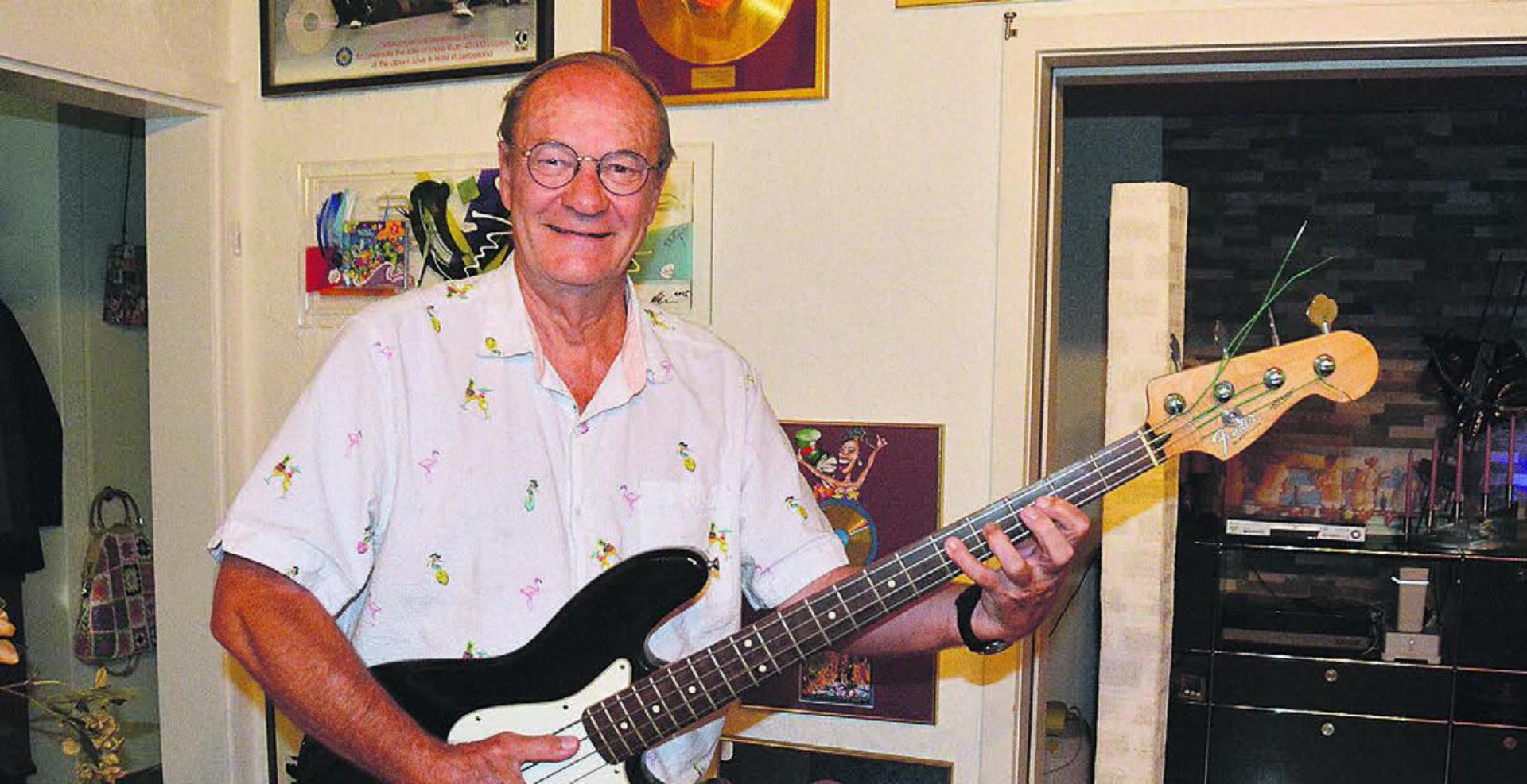 Martin Schiess spielte mit dieser Bassgitarre ab 16 Jahren regelmässig Konzerte. Ein paar Jahre später wechselte er von der Bühne auf die Verkäuferseite.
Bild: Roger Wetli