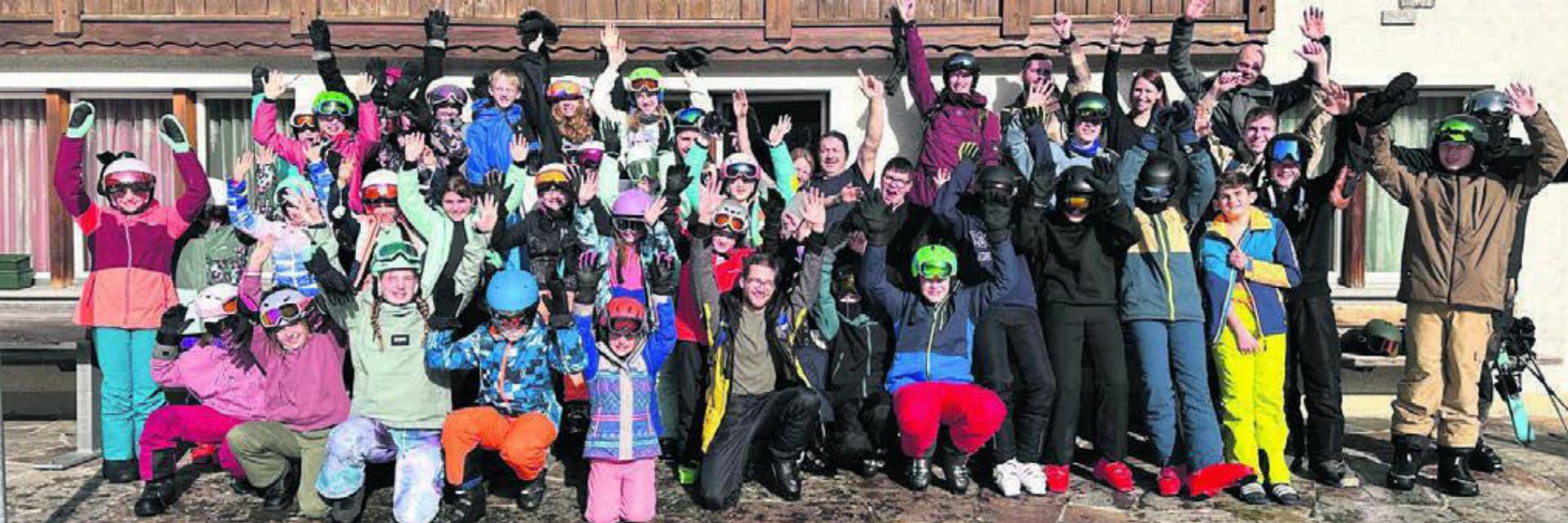 Ein Gruppenbild, das zeigt, wie viel Spass die Kinder im Skilager hatten. Bild: zg