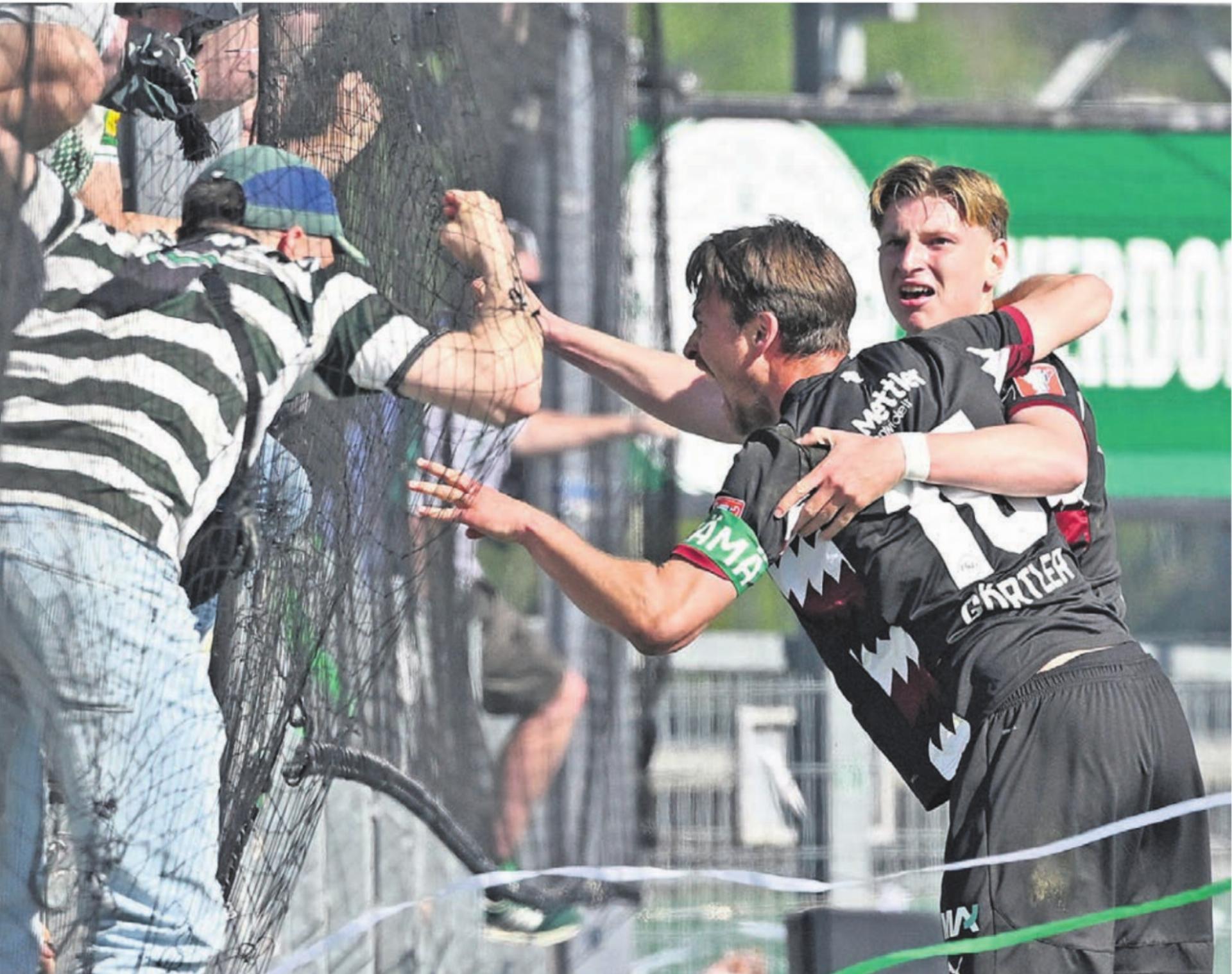 Alessandro Vogt (rechts) jubelt mit Captain Lukas Görtler und den Tausenden mitgereisten St.-Gallen-Fans über sein 2:0.    Bild: Freshfocus - Das Bild wird blockiert. – Möglicherweise durch einen aktiven Adblocker.