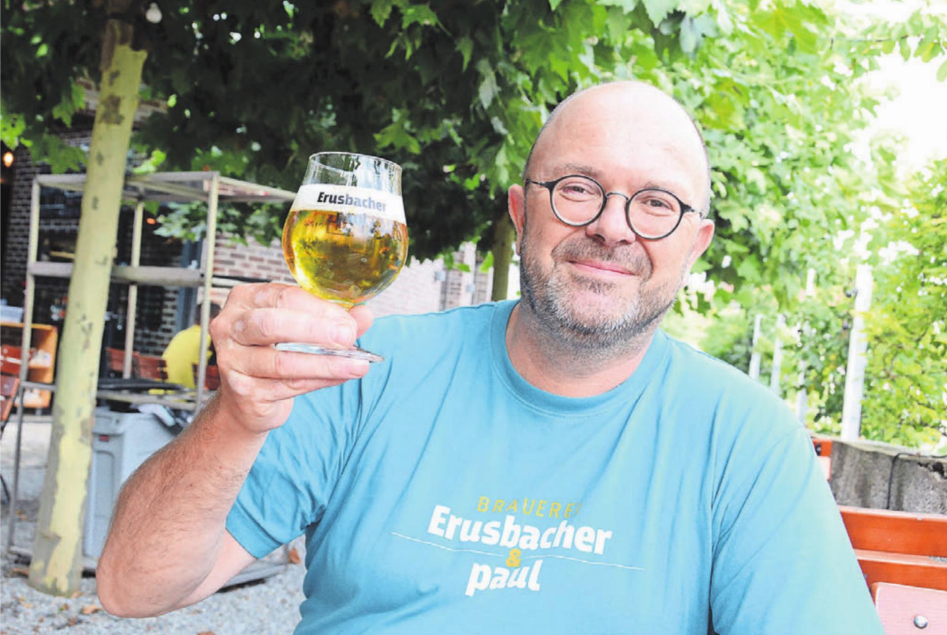Im Jahr 2000 eröffnete Otto Sorg mit seinem Kumpel Hansruedi Schädeli in Villmergen eine Brauerei. 24 Jahre später kann er im eigenen Wirtshaus zur Brauerei auf die erfolgreiche Entwicklung anstossen. Bild: Chregi Hansen