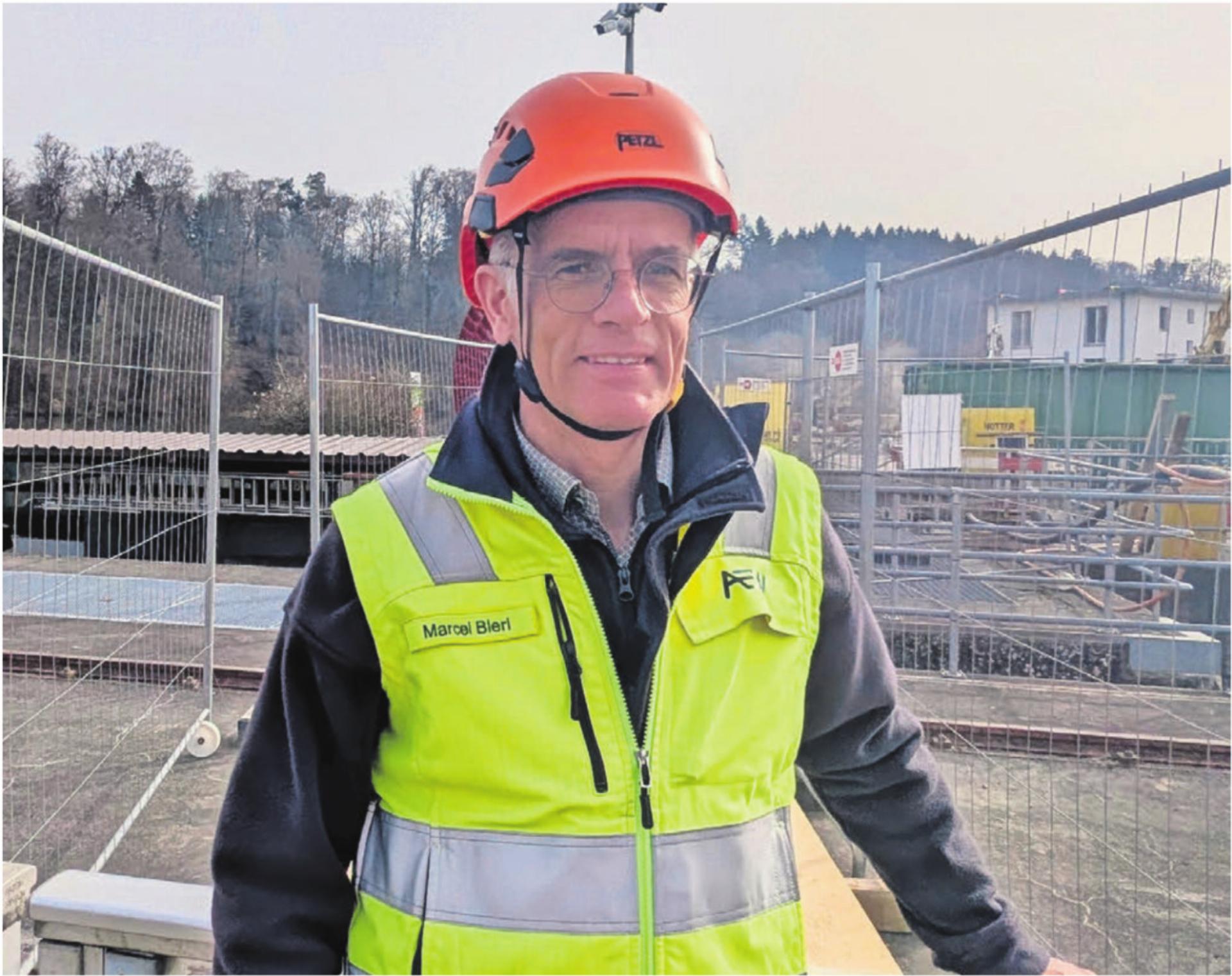 Sein Arbeitsplatz ist ab sofort auch eine Baustelle: Marcel Bieri, Betriebsleiter des Flusskraftwerks Bremgarten-Zufikon. Bild: Marco Huwyler - Das Bild wird blockiert. – Möglicherweise durch einen aktiven Adblocker.