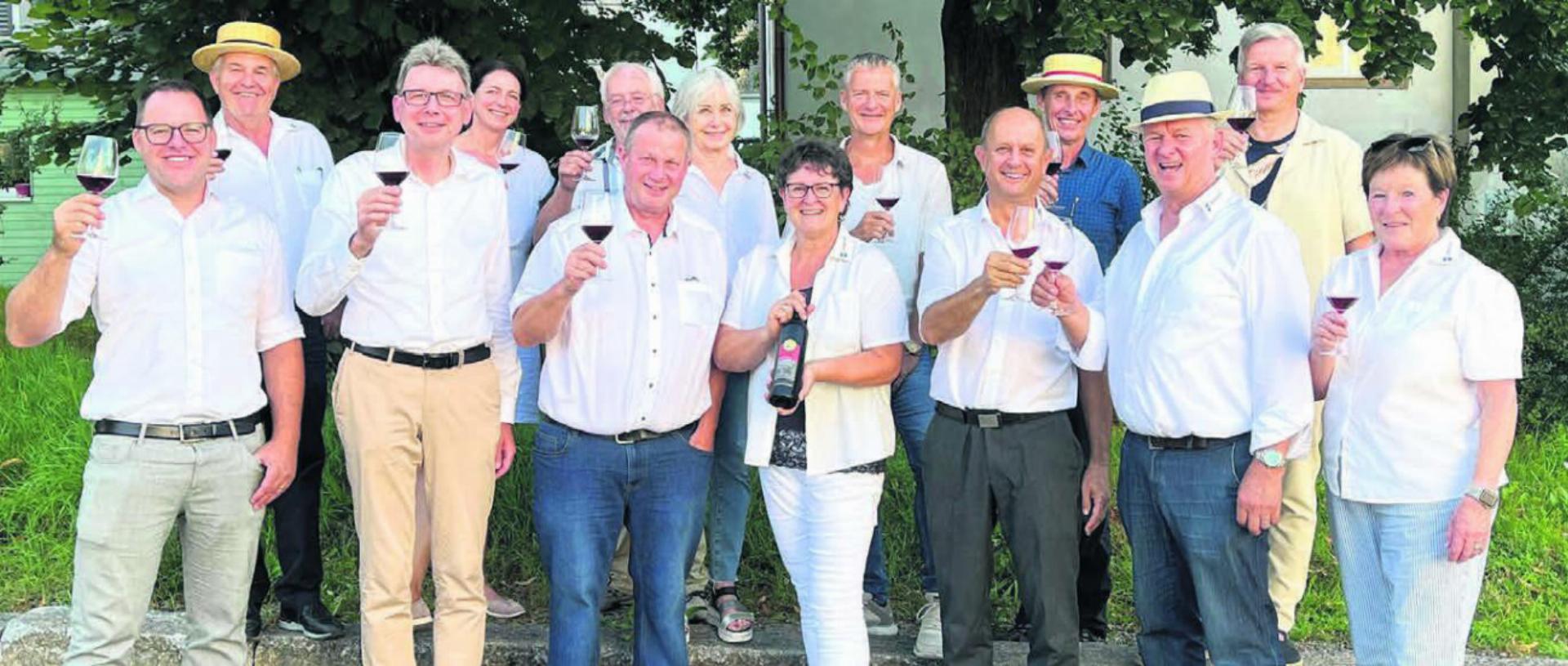 Es ist geschafft: Anstossen auf den Siegerwein Klosterfelder Pinot Noir 2023 aus Muri. Bilder: Walter Minder - Das Bild wird blockiert. – Möglicherweise durch einen aktiven Adblocker.