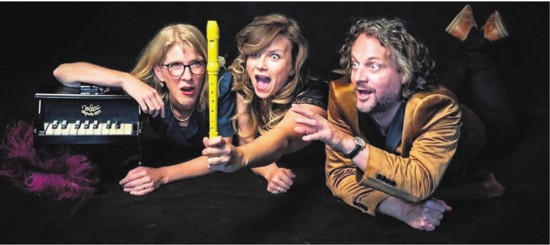 Annkatrin Isaacs, Anna Gitschthaler und Daniel Bentz (von links) präsentieren im Kellertheater eine «Zauberflöte», die es so noch nie gab.    Bild: zg - Das Bild wird blockiert. – Möglicherweise durch einen aktiven Adblocker.