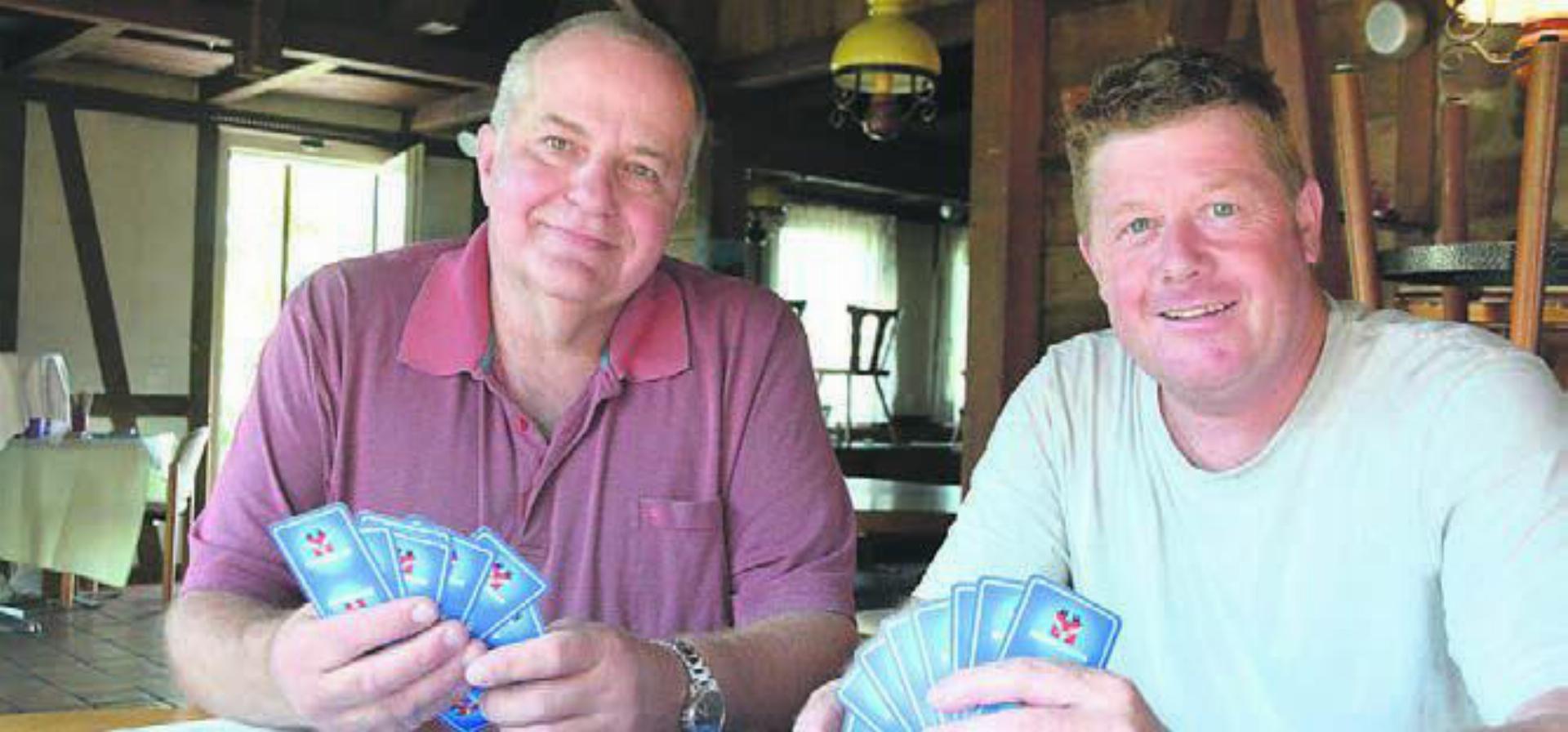 Hoffen auf viele Jasser: Organisator Martin Stocker (links) und Wirt Peter Wyrsch. Bild: zg - Das Bild wird blockiert. – Möglicherweise durch einen aktiven Adblocker.