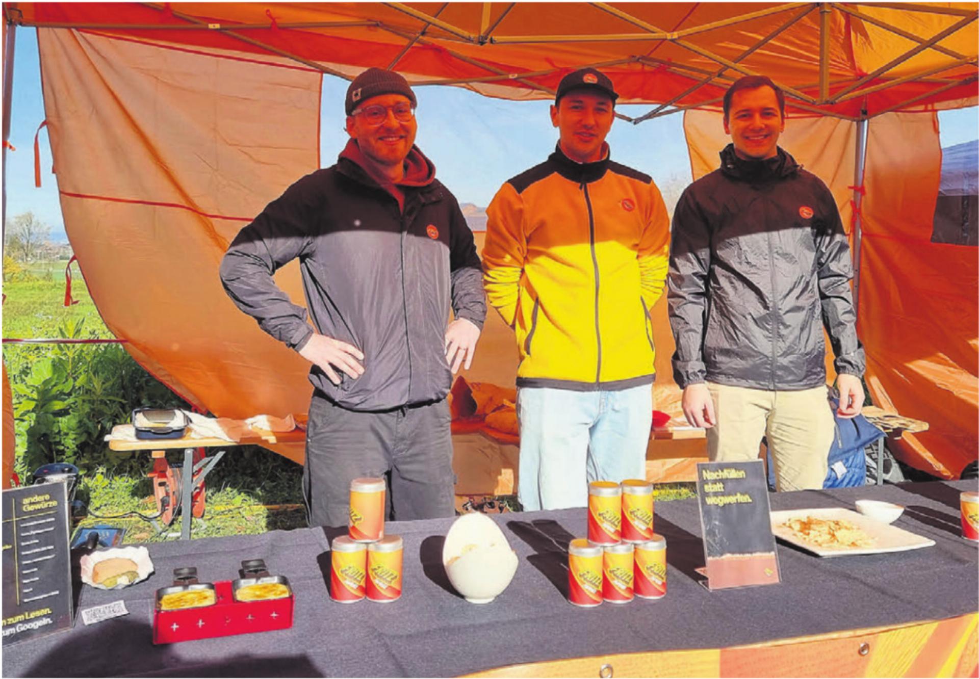 Cyrill Felder, Noah Köchli und Benjamin Keusch (von links) bei ihrer Marktpremiere in Muri. Sie präsentieren ihr «Fritten-» oder Kartoffelgewürz kompetent und mit viel Charme. Bilder: Verena Anna Wigger - Das Bild wird blockiert. – Möglicherweise durch einen aktiven Adblocker.