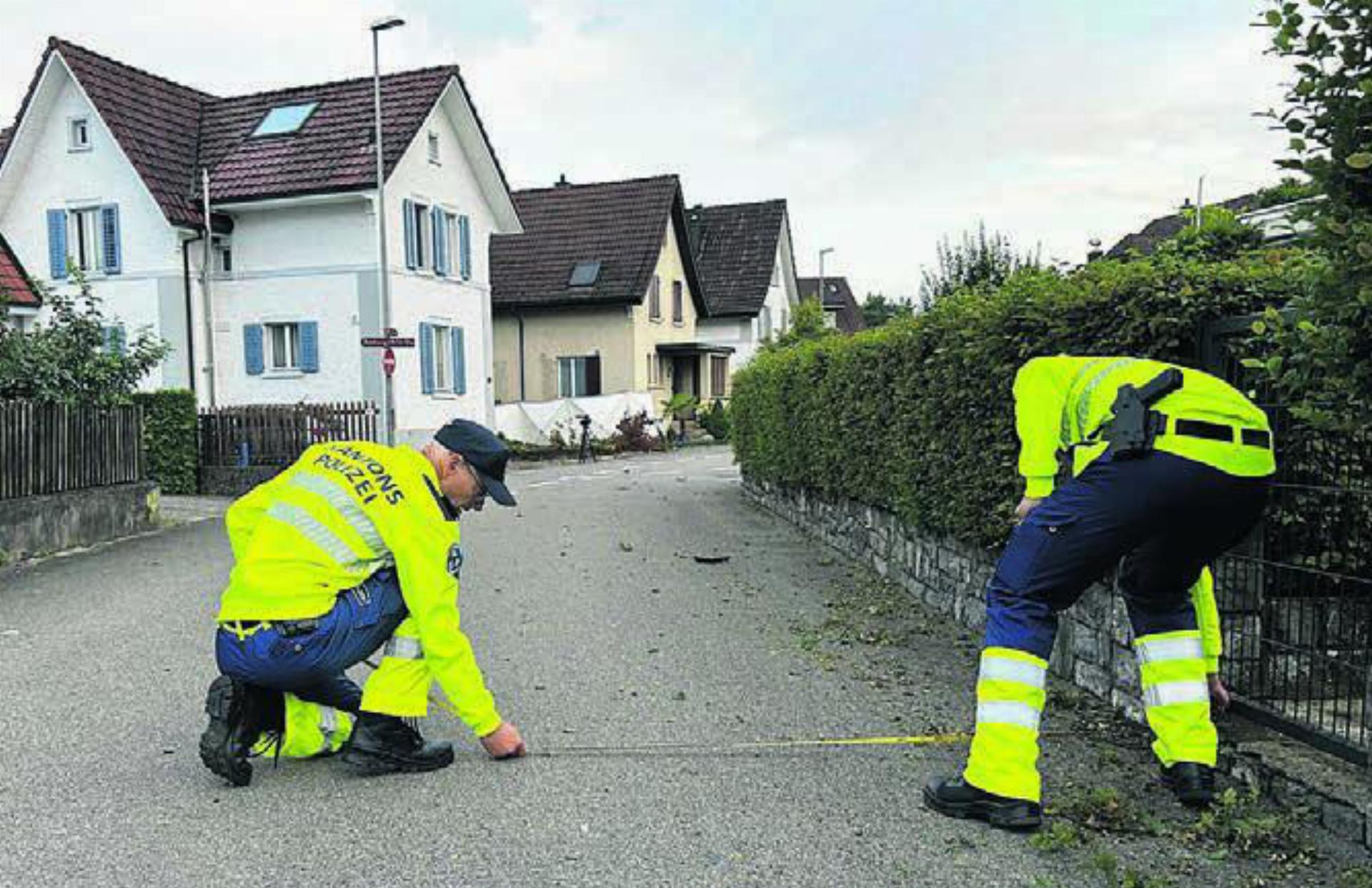 Der Mercedes kam von der Strasse ab und prallte in das Haus (Bildmitte). - Das Bild wird blockiert. – Möglicherweise durch einen aktiven Adblocker.
