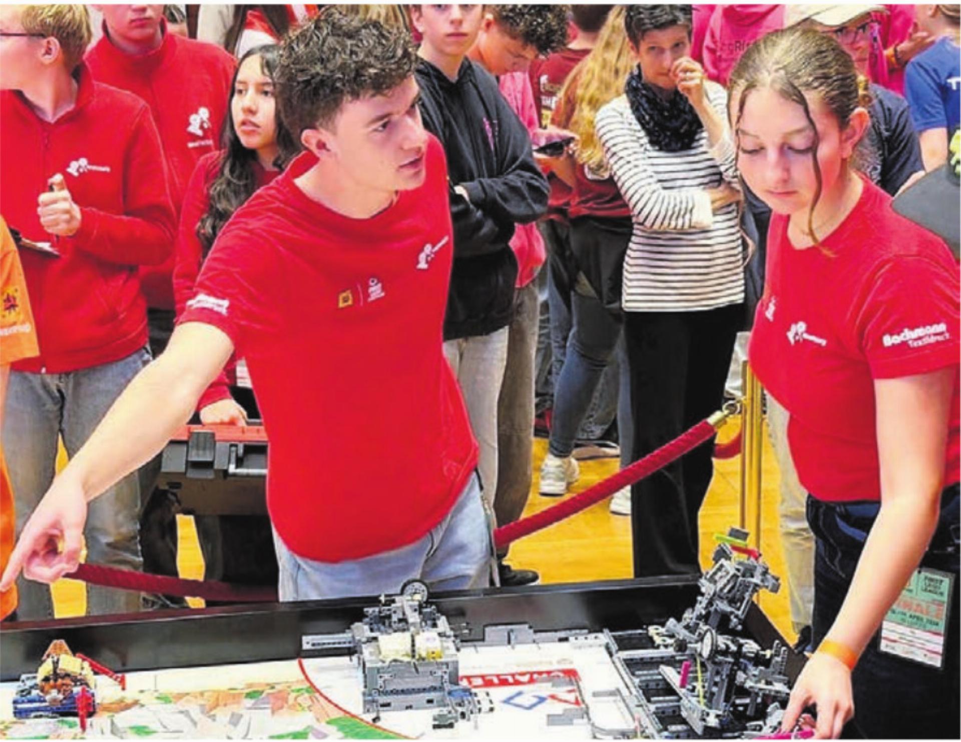 Das Team mindfactory mit Ella Robinson in Aktion. Bild: zg - Das Bild wird blockiert. – Möglicherweise durch einen aktiven Adblocker.