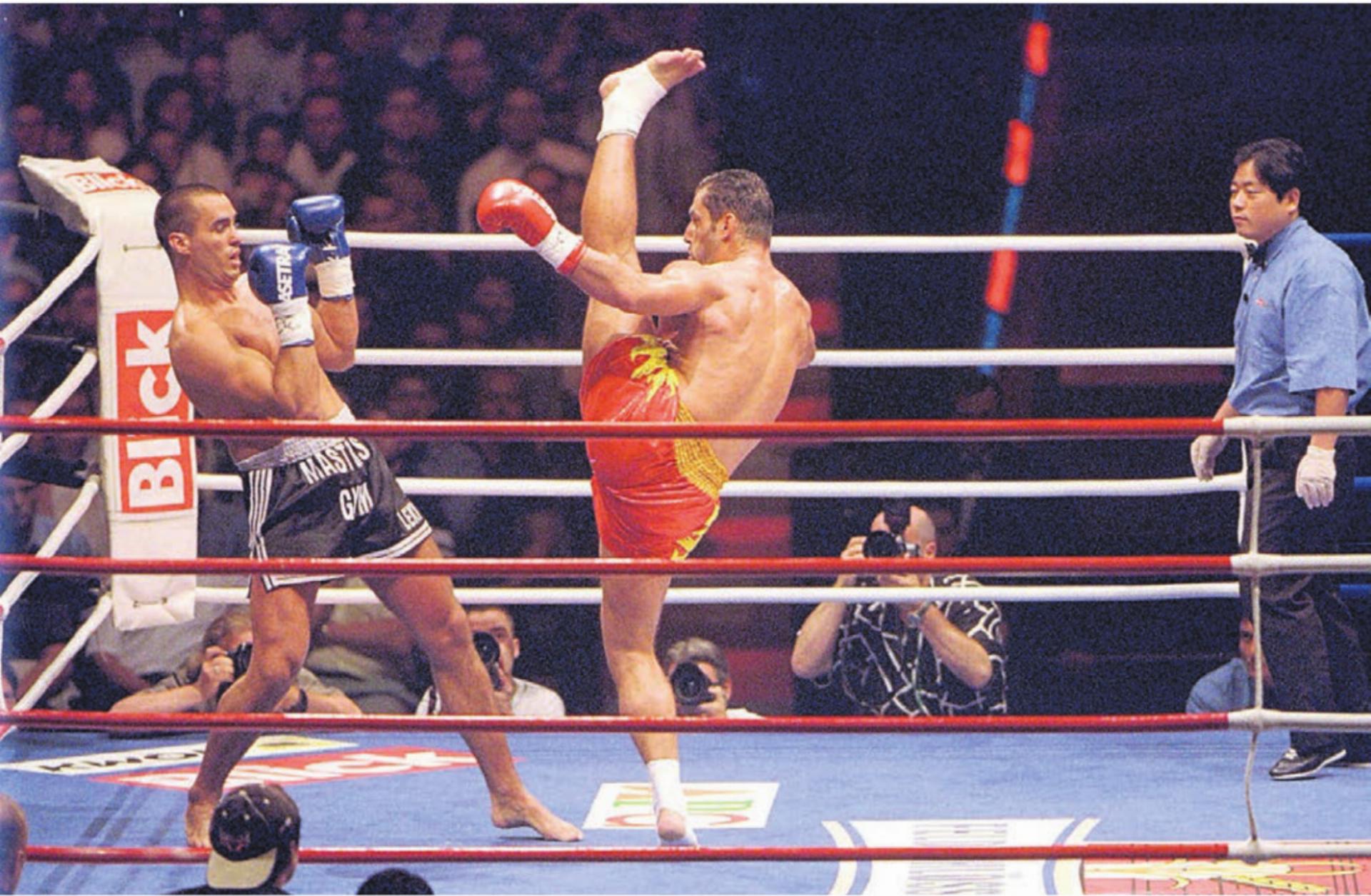 Eine Technik, die viele Namen trägt, doch jedem als «Andy-Kick» bekannt ist. Der Wohler Andy Hug (rechts) attackiert damit an der K1-Fight-Night am 5. Juni 1999 im Zürcher Hallenstadion seinen Gegner Stefan Leko. Bild: Archiv / Andy Müller - Das Bild wird blockiert. – Möglicherweise durch einen aktiven Adblocker.