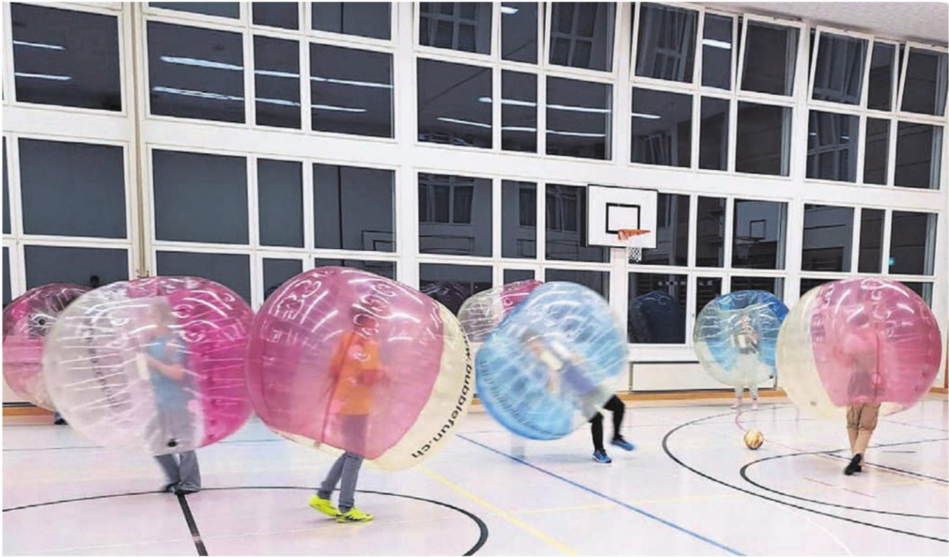 Midnight Station Kelleramt ermöglicht gemeinsame Aktivitäten am Samstagabend, hier beim Bubble-Soccer. Bilder: zg - Das Bild wird blockiert. – Möglicherweise durch einen aktiven Adblocker.